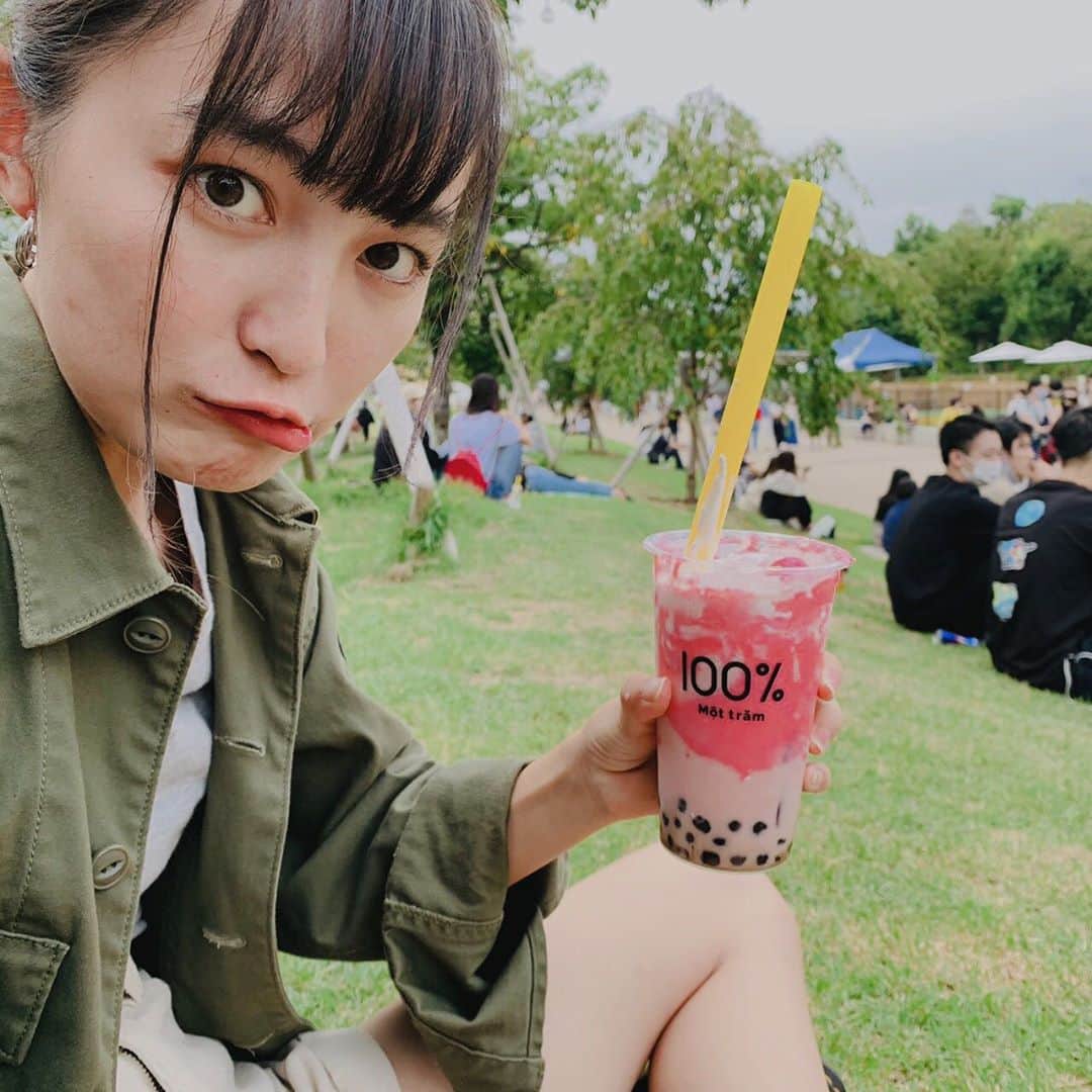 堀口日萌のインスタグラム：「タピ活atてんしばあ  可愛いタピオカ買ったのに、、🐷 結果は目に見えてた💕 でもめちゃおいしかった 豚部分のアイス意外とさっぱりでアイス苦手な日萌でも食べれた キリンとかもあったからこんどはまた別の食べたい☁️☁️  おすすめのタピオカの店教えてください🙇  一枚目の写真のストローなに😯  #タピ活#てんしば#天王寺#タピオカ#モッチャム」