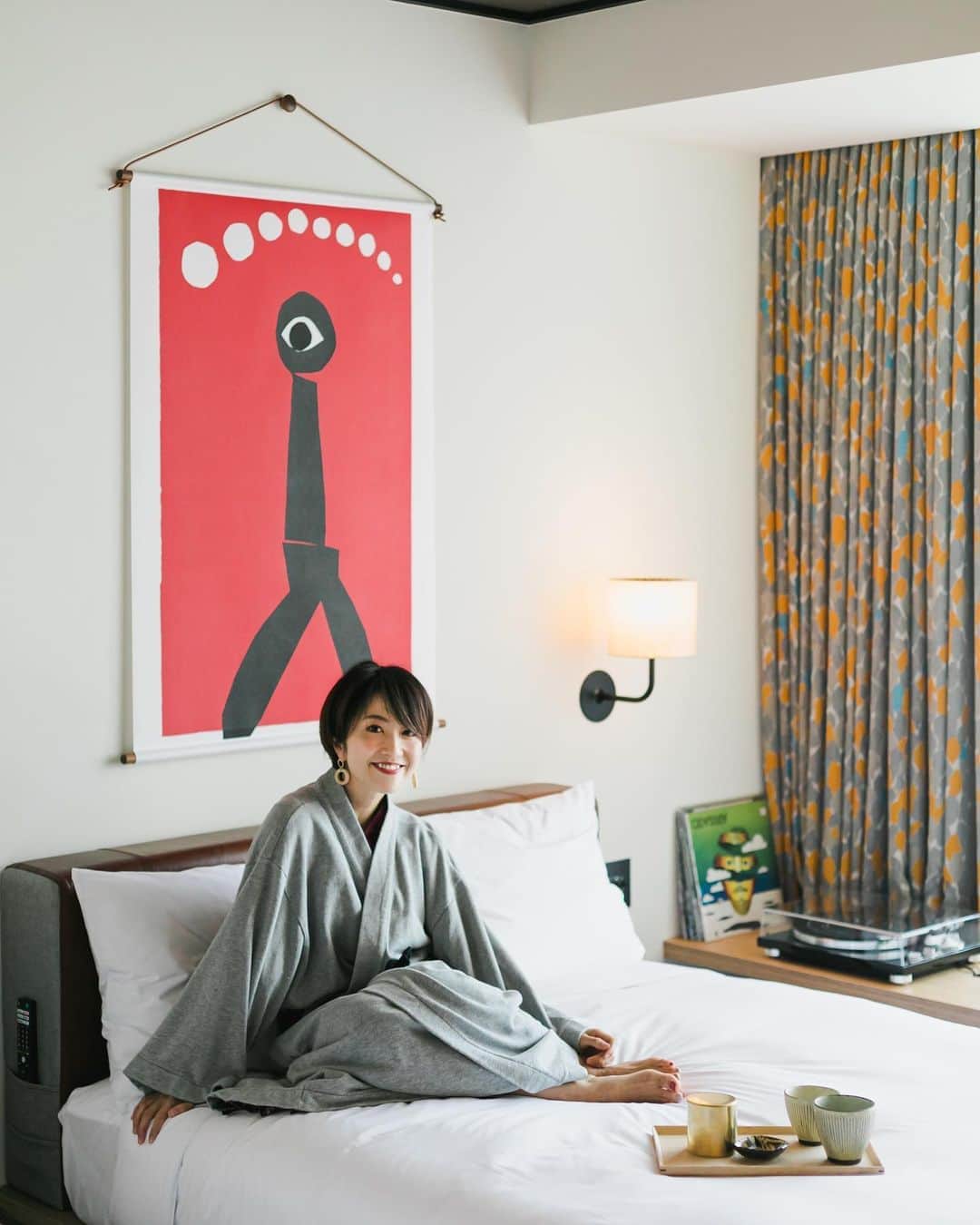 渡辺由布子さんのインスタグラム写真 - (渡辺由布子Instagram)「🍵  #EastMeetsWest   これをコンセプトに、日本の意匠と西洋のアーティストの作品が上手に調和して、和洋折衷のインテリアの数々で構成された #AceHotel京都。 まるでアートギャラリーのよう！ 滞在中いくつのアートに出会えるかな？ 宝探し気分でワクワク。  ▶︎ @yolo.style_japan  まるでアートギャラリー！East Meets Westなコラボレーション【Ace Hotel Kyoto】 💻 https://yolo.style/yolo/article/610756/  #エースホテル京都  #京都旅行  #おいでやす  #柚木弥太郎 #newopen  #arthotel #acehotel #staycation  #roomtour #artgallery  #teabreak  📍 @acehotelkyoto #KYOTO #🇯🇵」9月20日 16時06分 - watanabe_yuko