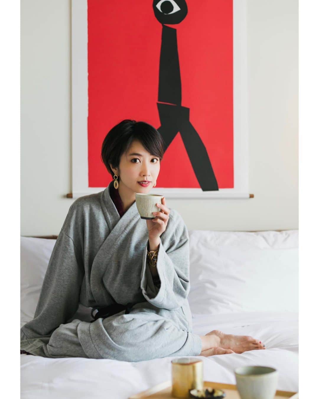 渡辺由布子さんのインスタグラム写真 - (渡辺由布子Instagram)「🍵  #EastMeetsWest   これをコンセプトに、日本の意匠と西洋のアーティストの作品が上手に調和して、和洋折衷のインテリアの数々で構成された #AceHotel京都。 まるでアートギャラリーのよう！ 滞在中いくつのアートに出会えるかな？ 宝探し気分でワクワク。  ▶︎ @yolo.style_japan  まるでアートギャラリー！East Meets Westなコラボレーション【Ace Hotel Kyoto】 💻 https://yolo.style/yolo/article/610756/  #エースホテル京都  #京都旅行  #おいでやす  #柚木弥太郎 #newopen  #arthotel #acehotel #staycation  #roomtour #artgallery  #teabreak  📍 @acehotelkyoto #KYOTO #🇯🇵」9月20日 16時06分 - watanabe_yuko