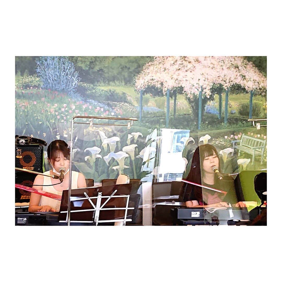 永吉愛のインスタグラム：「9/13(SUN) もうこの間のことですが、2ヶ月連続でGTF(Green Tea Fields)さんにてライブさせていただきました🎹🎹🍵  しかも今回は夢樺ちゃんとのコラボ「永吉愛×山下夢樺」での演奏!!  とてもあたたかい雰囲気で歌わせていただき嬉しかったです♡ 典子さんお客様、対バンしてくださったみなさん、夢樺ちゃんありがとう♡  #greenteafields #live #greentea #永吉愛 #山下夢樺 #ユニット #ピアノ弾き語り #piano」