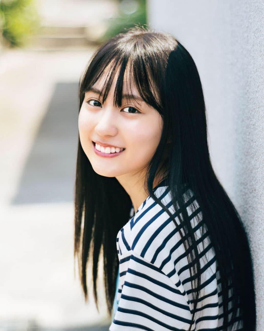 週刊少年マガジンのインスタグラム：「発売中の「週刊少年マガジン」42号に、　#乃木坂46 ４期生の #加喜遥香 さんが登場！ 19歳の魅力あふれるグラビアをお届け！  撮影 / 前康輔 スタイリング / 優哉 ヘアメイク / 萩村千紗子 デザイン / 松本麻実 ( GROSVENOR design )」