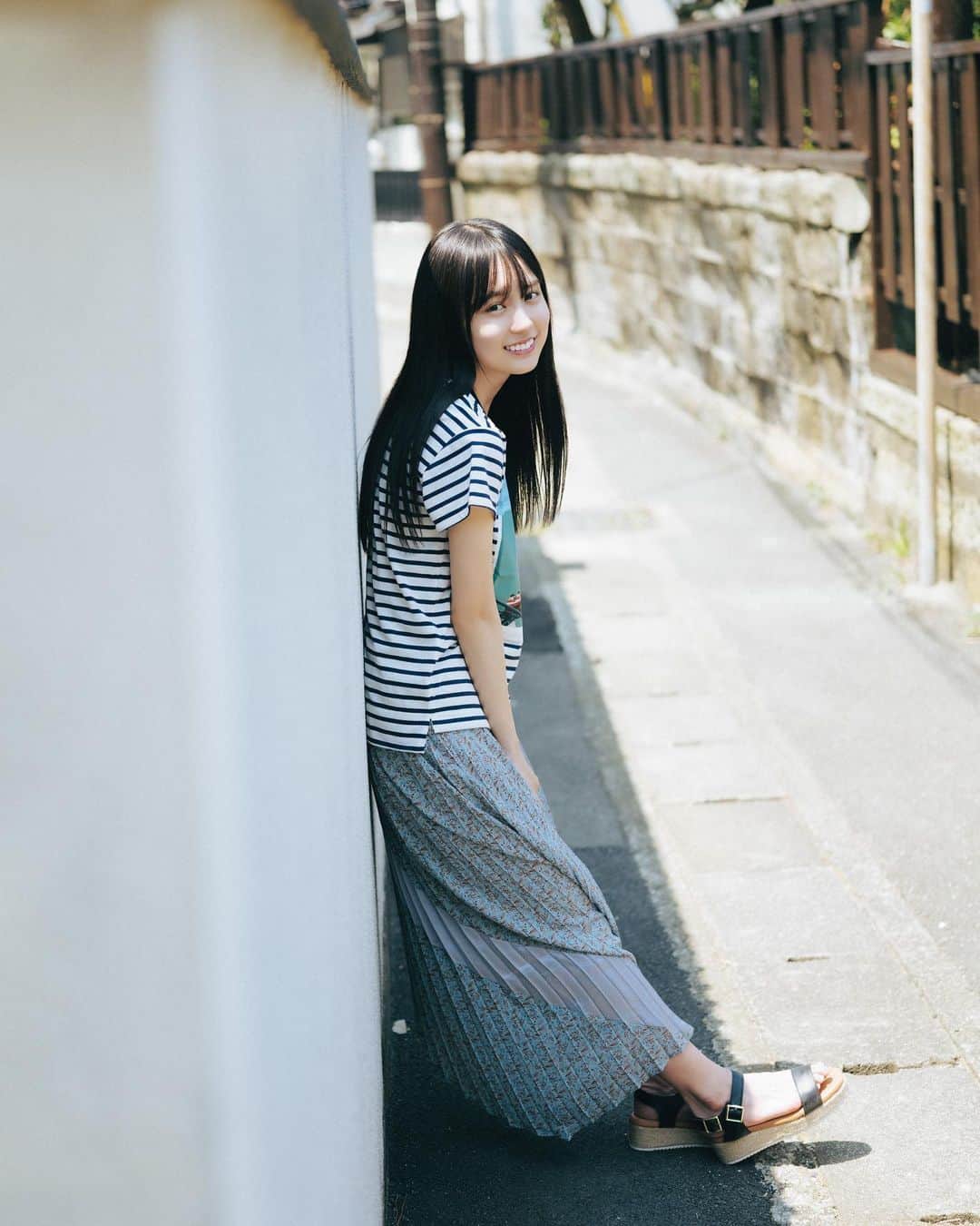 週刊少年マガジンのインスタグラム：「発売中の「週刊少年マガジン」42号に、　#乃木坂46 ４期生の #加喜遥香 さんが登場！ 19歳の魅力あふれるグラビアをお届け！  撮影 / 前康輔 スタイリング / 優哉 ヘアメイク / 萩村千紗子 デザイン / 松本麻実 ( GROSVENOR design )」