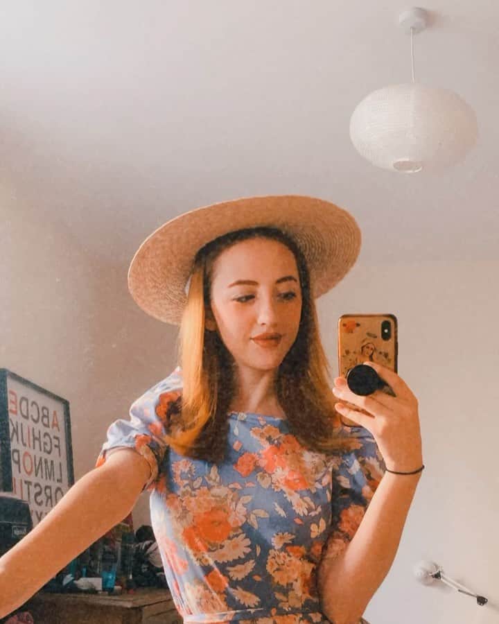ベッキー・クルーエルのインスタグラム：「flipped my hair out for a change! Ever since getting my blunt cut I’ve loved my hair so much more and felt so excited to try this kind of style too 🤩 ⁣ ⁣ It did drop out after most of the day outside but fun to try for a change. ⁣ ⁣ Do you recommend any particular straighteners for styling straight hair? I have some old ones but thinking I could do with an upgrade🙏」