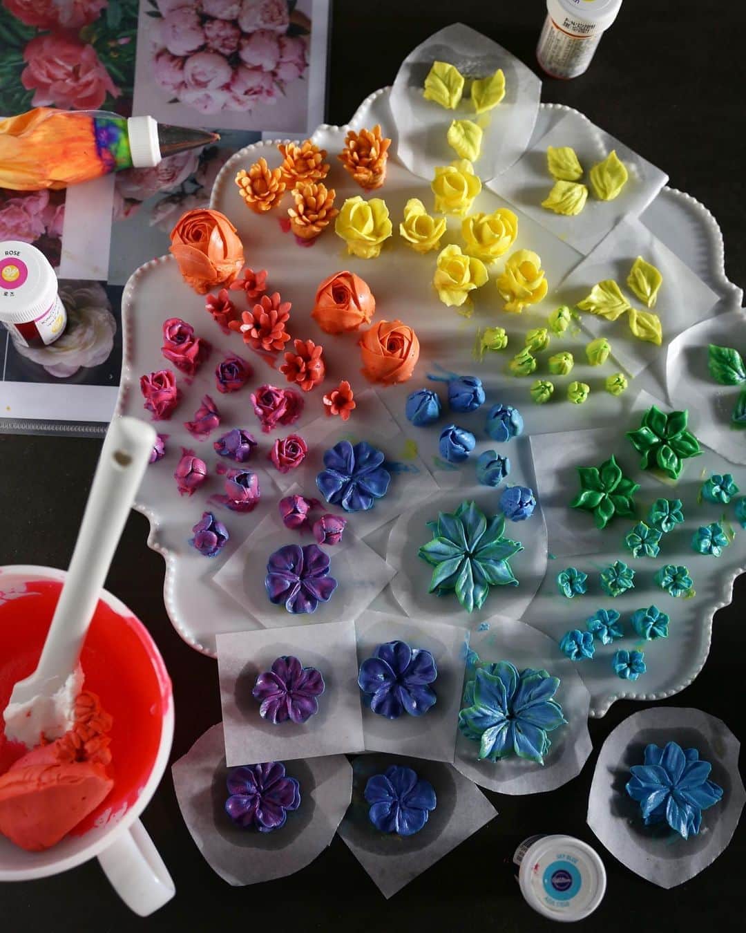 청담 수케이크 (atelier soo)さんのインスタグラム写真 - (청담 수케이크 (atelier soo)Instagram)「ㅡ Soocake  Buttercream colors 2.  ㅡ #flower #cake #flowercake #partycake #birthday #bouquet #buttercream #baking #wilton #weddingcake #peony #MarcChagall ㅡ www.soocake.com」9月20日 16時22分 - soocake_ully