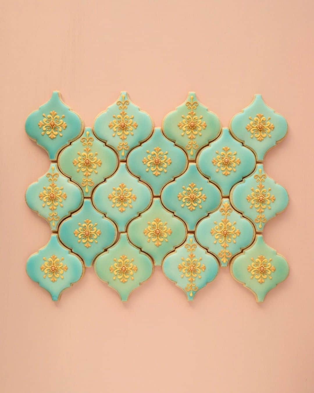 KUNIKAのインスタグラム：「Arabesque mosaic tile cookies...🧞‍♂️﻿💭 ﻿ #artofkunika」