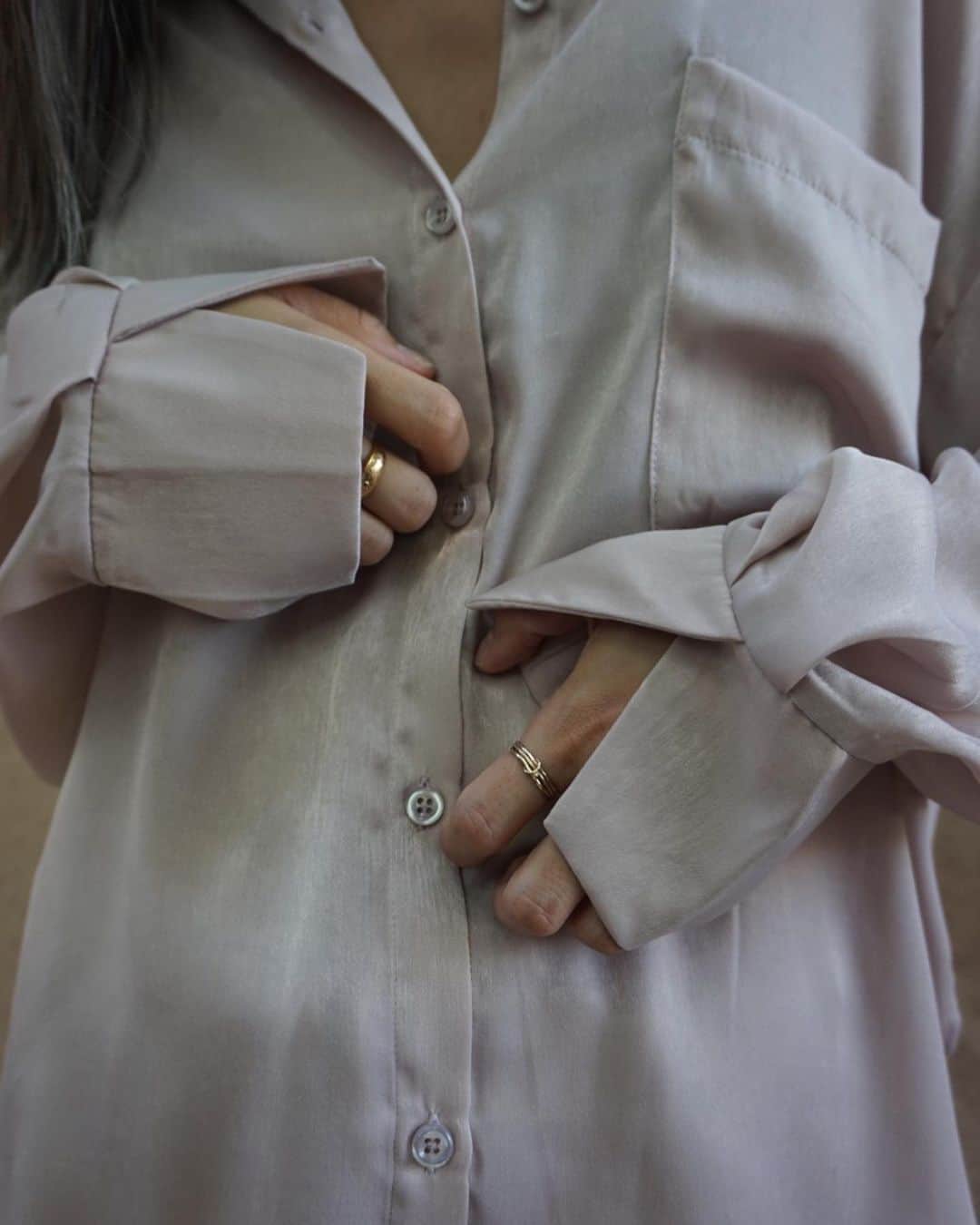 佐野真依子さんのインスタグラム写真 - (佐野真依子Instagram)「着まわし力抜群のツヤツヤが 可愛いサテンシャツ❤︎ ■Light Satin Shirt ￥9,350 ヴィンテージ感のある マットサテン素材を使用した クラシックカラーの シンプルシャツ❤︎ 素材の滑らかさと落ち感のある サテンの素材感で高見えする1着に クラシックなシャツを 抜け感のある オーバーサイズシルエットに 仕上げてこなれた印象に❤︎ サイドのスリットや袖 の仕様もポイントです❤︎ インナーの上から羽織として 着用したりボトムに フロントインなどの 着こなしもオススメです❤︎ WHITE PINK KHAKI 3色のご用意です❤︎ @trunc88_official  #trunc88」9月20日 16時21分 - sanomaisanomai