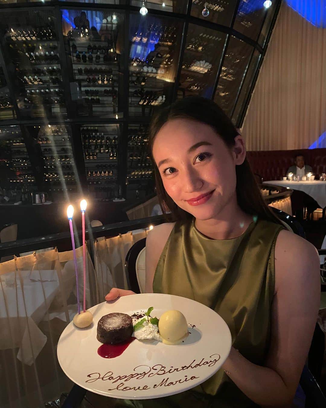 のインスタグラム：「. 昨日で26歳になりました☺️ . 祝ってくれた方やメッセージをくれた方本当にありがとうございます🥺💖💖 . 人にも環境にもすごく恵まれてるなって 改めて実感しました☺️ . 昨日はなっちゃんとディナー行って 今回も腹筋がよじれるくらい沢山笑ったww 毎回ほんまにしんどい😂らぶやで😘 . . 皆さんこれからもよろしくお願いします😇💖 . . #919 #birthday #thankyou #bf #bestfriend #diner #model #smile #kuttukuhiza」