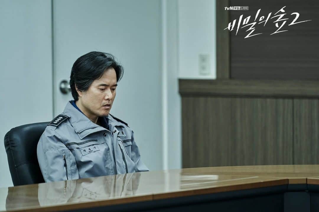 tvN DRAMA【韓国】さんのインスタグラム写真 - (tvN DRAMA【韓国】Instagram)「드디어 밝혀진 세곡지구대 사건의 진실😡  ⠀ #비밀의숲2 매주 [토일] 밤 9시 tvN 방송 #침묵을원하는자모두가공범이다 #비숲 #tvN #토일드라마 #조승우 #배두나 #전혜진 #최무성 #이준혁 #윤세아」9月20日 16時30分 - tvn_drama