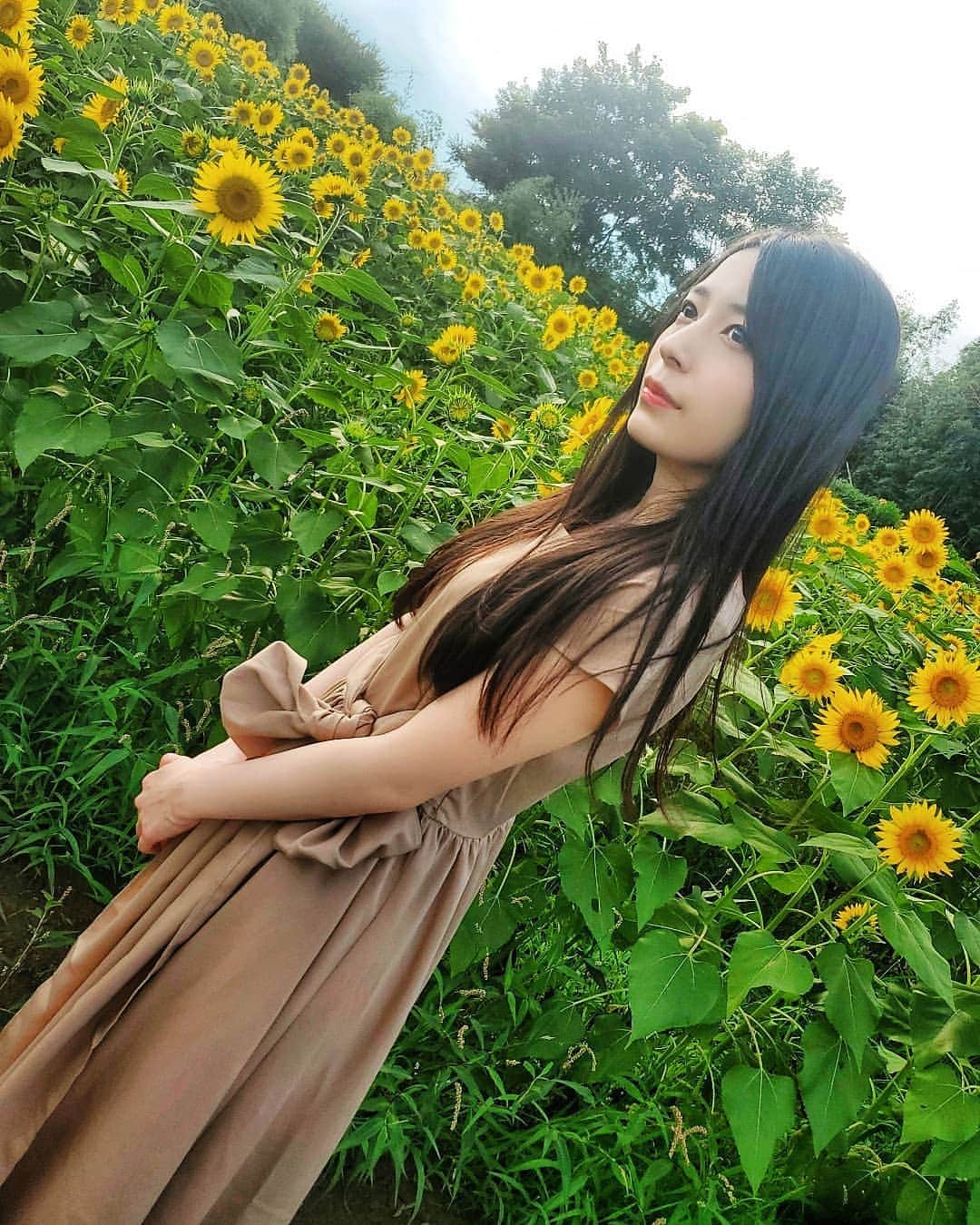 佐々木優佳里さんのインスタグラム写真 - (佐々木優佳里Instagram)「🌻  秋がやってきましたね。 夏、ありがとう🌻  #また来年 #ひまわり畑  #どこみてるの」9月20日 16時30分 - yuka_mocha_roll