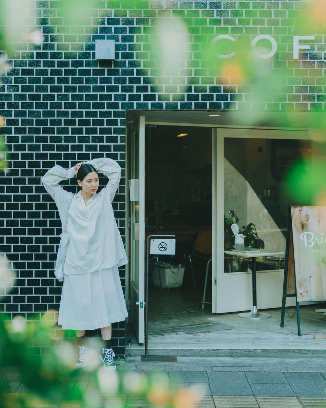 のインスタグラム：「mina 先月号のお知らせがまだできていないのですが、今月号の巻頭エッセイは、いつも連載写真を撮ってくださっている川原崎さん　@nobukikawaharazaki との、この1年を書きました。 写真は朝イチ、寝ぼけ眼で取材に訪れた私。もちろん写真は川原崎さん。 @mina.magazine  表紙は本田翼さん。 #mina連載エッセイ」