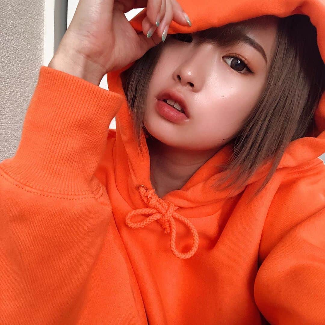 下川琴戸音のインスタグラム：「・ ・ お気に入りのパーカー🧡 やっぱり派手な色がだいすき！！ もーちょい寒くなったらいっぱい愛用しまくるぞーっ︎︎☺︎✌︎ ㅤ ちなみに 安定にGUのメンズもの🧡  GUて安いね😂GUだいすき！笑 ・ ・ ・ #パーカー #パーカー女子 #セルフィー #パーカー好き #いいね #ジーユー #ジーユー購入品 #gu #instagood #instalike #instafashion #instapic #selfie #likeforlikes #like4likes #🧡」