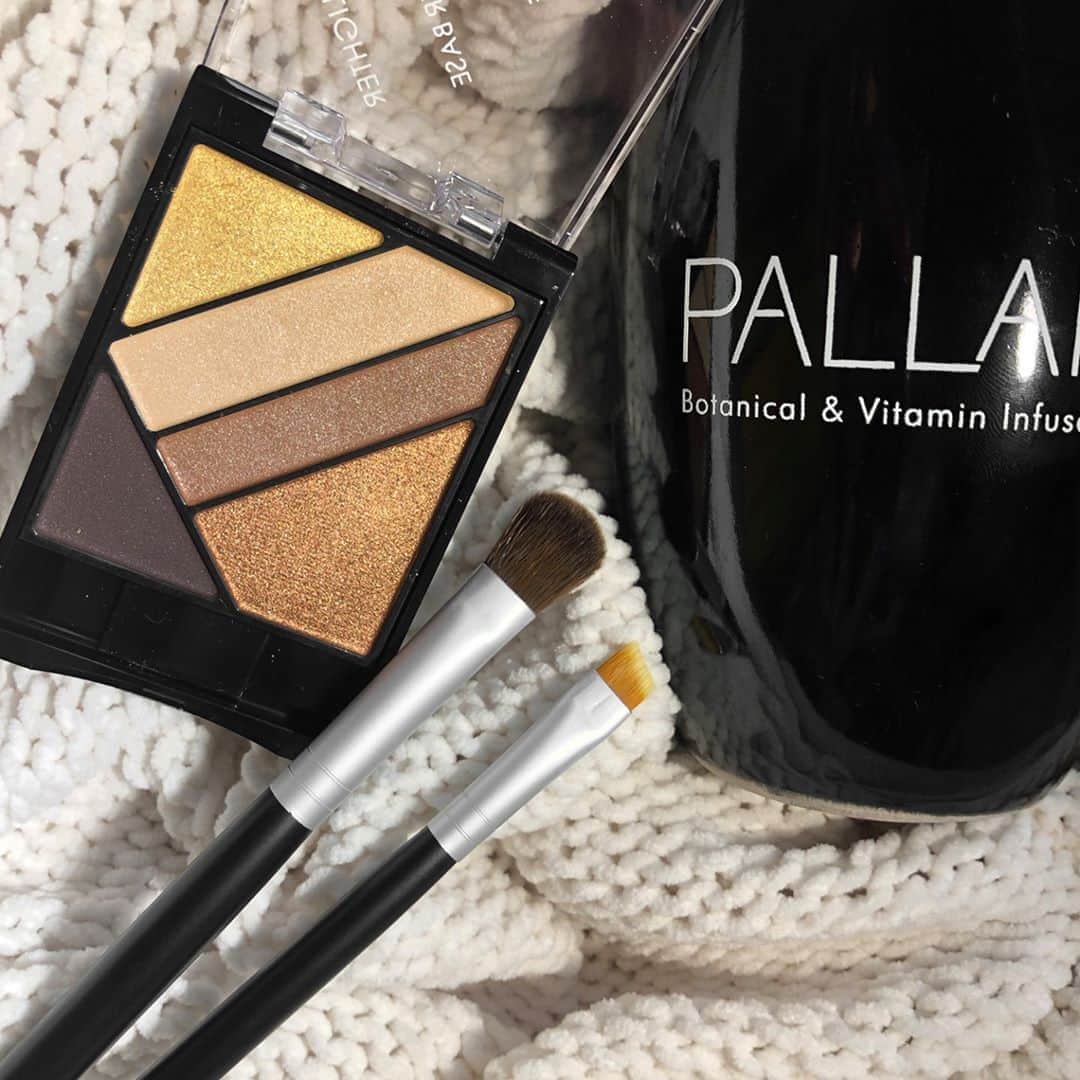 Palladio Beautyさんのインスタグラム写真 - (Palladio BeautyInstagram)「Take that extra time to relax & enjoy your morning coffee☕... we've got you covered with our travel-friendly Silk FX eyeshadow palette.   On-the-go makeup has never been so easy thanks to our built-in application guide 😊  #PalladioBeauty #CleanBeauty #GlutenFree #SilkFXEyeshadow #ParabenFree #CrueltyFree」9月20日 22時04分 - palladiobeauty