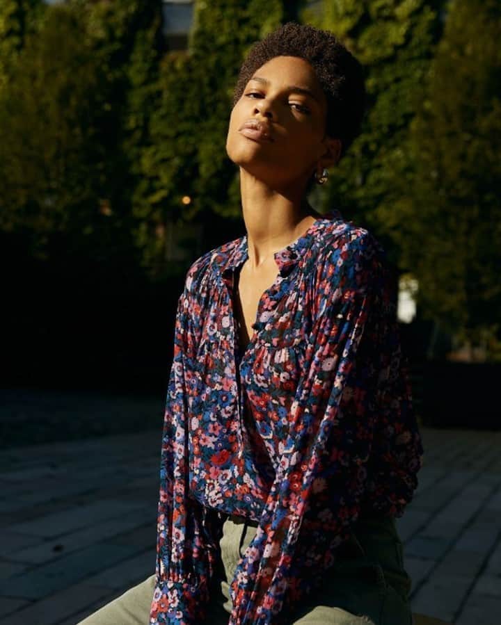デレクラムのインスタグラム：「The Lou Long Sleeve Blouse: A beautiful floral print is timeless.」