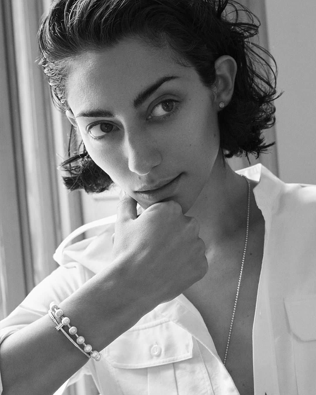 のインスタグラム：「THE TIFFANY STYLE EDIT How to: Maximize Your Minimalist • The best players make sure to cover all of their bases and the same can be said for jewelry. A pair of bracelets may make a quiet statement, but a supporting team of carefully curated earrings and an accompanying necklace speaks volumes. Tap to shop and discover more via the link in bio. #TiffanyAndCo」