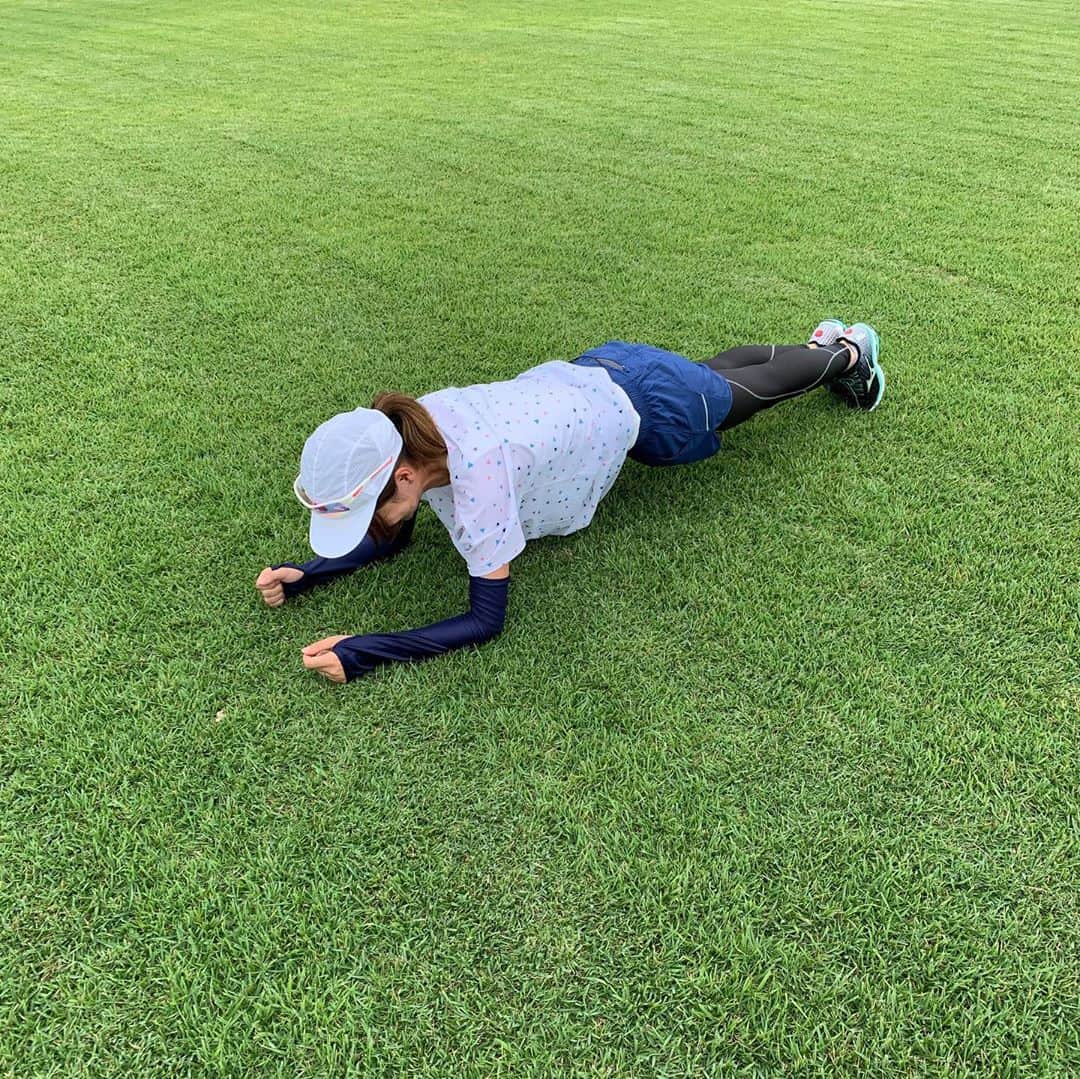 彼方茜香さんのインスタグラム写真 - (彼方茜香Instagram)「芝生プランク♥ 島RUNで芝生でRUNトレーニングシーンも撮影してたんですが、終わったあとにまりさんに「プランク姿撮ってあげよー」って久々プランク（笑） すごい綺麗な芝生がやったなー♪ #島run #gaorasports  #11月から放送 #ランニング女子  #彼方茜香 #衣装提供 #ランニングウェア  #ocstyle」9月20日 16時40分 - serikaochikata