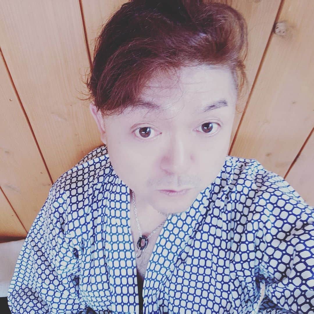 松本隆博のインスタグラム：「。 秋の始まり。 還暦前の初老が。 (~0~) 露天風呂にて思う。 人生3毛作、還暦から 3毛作目の始まりだ。  なので一句！  ひとと四季… かんれき迎えし… 秋みのり…  人生の… 実り収穫… 秋思う…  あきる頃… じんせい実り… こうようし…  なつ暑く… ふゆ寒く… つなぎ心地よし…  松本山頭火 人生遊歩道  ～臼杵湯の里にて～」