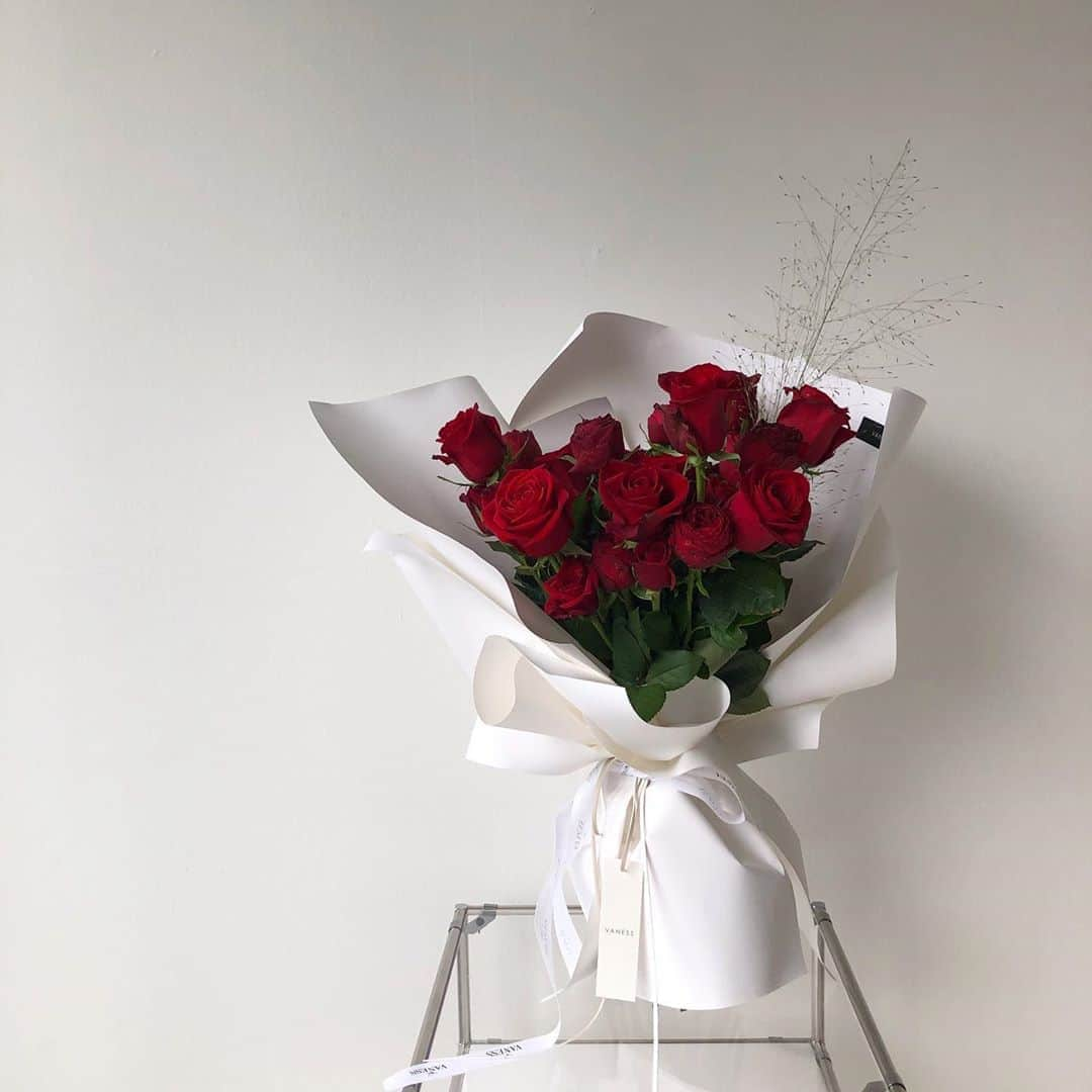 플로리스트 이주연 florist Lee Ju Yeonさんのインスタグラム写真 - (플로리스트 이주연 florist Lee Ju YeonInstagram)「. . 모던한꽃을 좋아하시는 단골손님의꽃♥️ . #장미꽃다발 #바네스꽃다발  . 订花 WeChat ID vaness_flower 페이팔 결제 가능  클래스상시모집 당일꽃주문가능 . #수업문의 #주문예약 #lesson #Order  Katalk ID vaness52 WeChat ID vaness_flower E-mail vanessflower@naver.com . 서초구 양재천로 123 5층 📞02-545-6813 . #vanessflower #florist #flowershop #handtied #flowerlesson #花束 #바네스플라워 #플로리스트 #꽃다발 #부케 #플로리스트학원 #플라워레슨 #양재동꽃집 #양재역꽃집 #꽃다발주문 #꽃수업 #꽃주문  #대관 #공간대여 #스튜디오대관 #자연광스튜디오 #자연광스튜디오대관 #스튜디오」9月20日 16時34分 - vanessflower