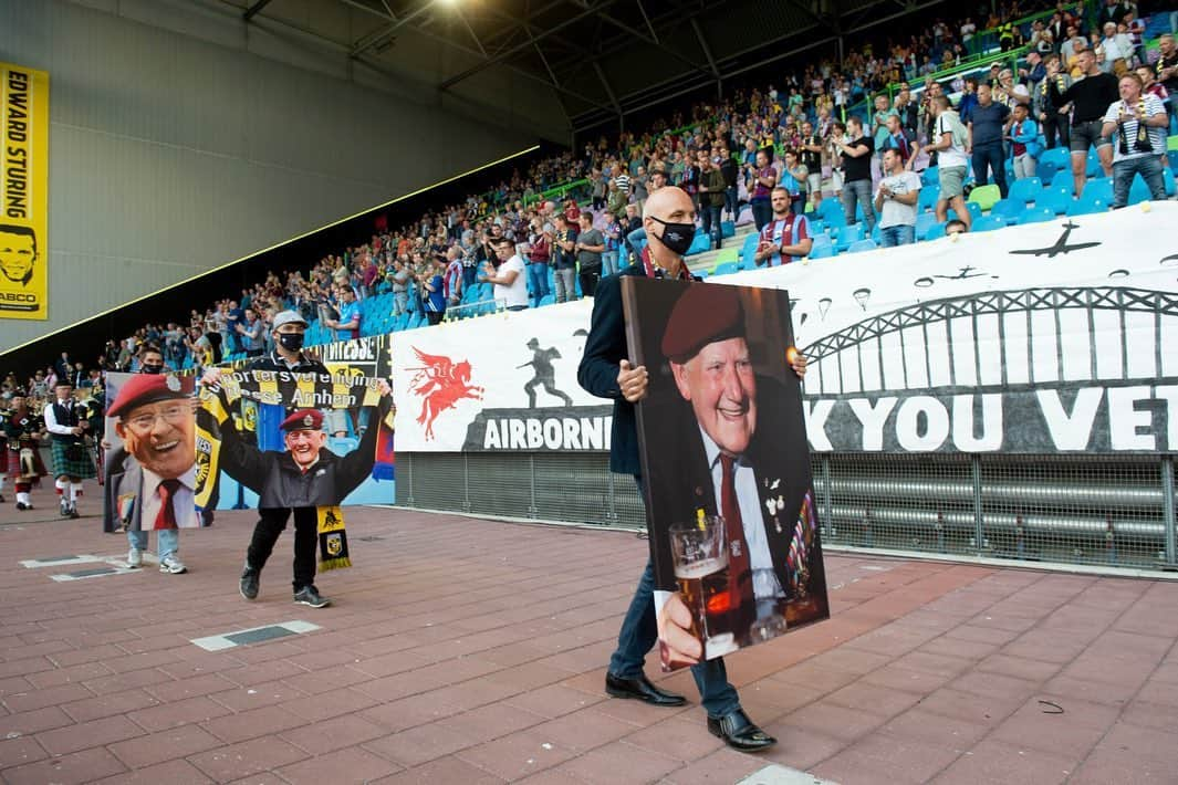 フィテッセさんのインスタグラム写真 - (フィテッセInstagram)「Een andere Airborne-wedstrijd dan anders, maar desondanks toch een hele bijzondere   Lest we forget ❤️💙  #Vitesse #vitspa #Airborne」9月20日 16時35分 - mijnvitesse