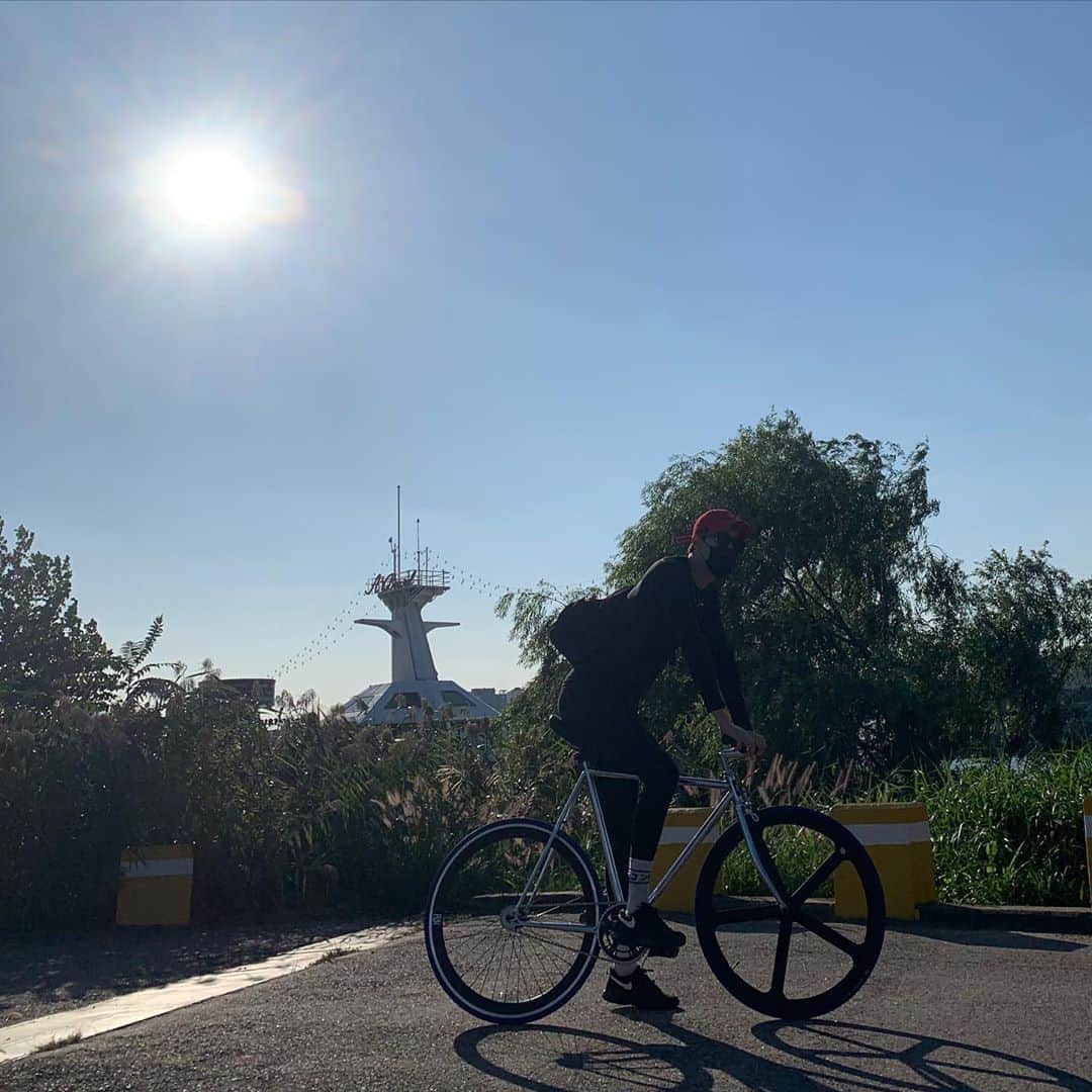 シン・ジフンのインスタグラム：「라이딩 🚲」