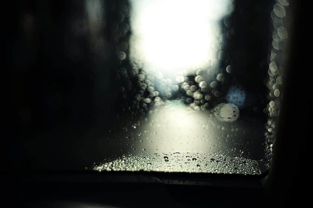 大杉隼平さんのインスタグラム写真 - (大杉隼平Instagram)「雨降る東京。差し込んだ光。  11月東京、12月徳島の写真展は新作を多数含めた110点以上の作品を展示予定です。  今できることを一つずつ。  #photo #photography #tokyo #rain #afterrain #leica #voigtlander #写真 #東京 #ライカ #フォクトレンダー #shumpeiohsugi #大杉隼平」9月20日 16時49分 - shumpeiohsugi_photographer