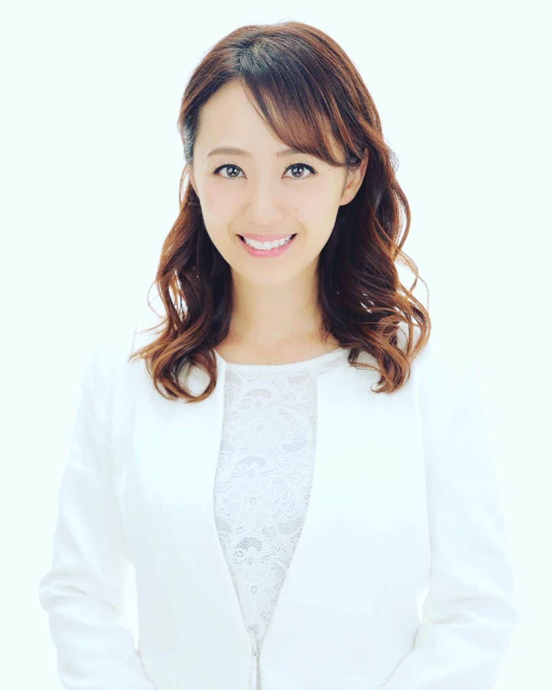 三井智映子さんのインスタグラム写真 - (三井智映子Instagram)「先週の相場を振り返ります。  今月に入って米市場は、コロナバブルを牽引してきた主要ハイテク株主導での調整局面が継続していますね。 米主要3指数は週間で揃って続落となりましたが、ダウが下落率は1番低い状況です。 ナスダックに続きS&P500が50日線を割り込んだことが懸念されているようです。  FOMCでは、2023年まで利上げはしない方針が示され、ゼロ金利政策長期化の安心感が。またFRBが公表した新たな景気見通しでは、2020年の経済成長率は新型コロナウイルスの影響が当初ほど大きくならないとの見通しから予測をマイナス3.7％と上方修正しました。 パウエル議長の記者会見では、インフレ2%をやや上回ることを容認することや最大雇用などの成果が出るまで緩和スタンスを継続することは変わらないもののやや慎重な姿勢だととられたようです。 経済指標では、9月12日までの週の米新規失業保険申請件数は86万件と、前週の89万3000件からは減少したものの高止まりとなっていることも重しとなったのでは。 週末18日のダウ平均は2万7657ドル42セント、ナスダックは1万0793.28となっています。  日経平均は週間で46円の小幅安。 為替市場での円高傾向といった外部環境の悪化が重しとなったものの、根強い押し目買い意欲も見受けられます。菅義偉内閣が発足しましたが、内閣支持率は74%とも報じられ、高支持率！ 日本市場全体の上昇には繋がってない印象ではありますが、スガノミクス関連株として官庁DX関連や少子化対策関連などが物色されていますね。  週末18日の日経平均株価は前日比40円93銭高の2万3360円30銭で、4連休を前に様子見ムードもあったようです。 シルバーウィークということで、21日敬老の日と22日秋分の日がお休み。米市場、為替市場の流れは注視しておきたいところですね。  皆様楽しいシルバーウィークをお過ごしください。 Buon divertimento Silver Week！  #相場情報　#株式情報　#投資家と繋がりたい #投資家女子 #投資家ママ」9月20日 16時47分 - chiekomitsui