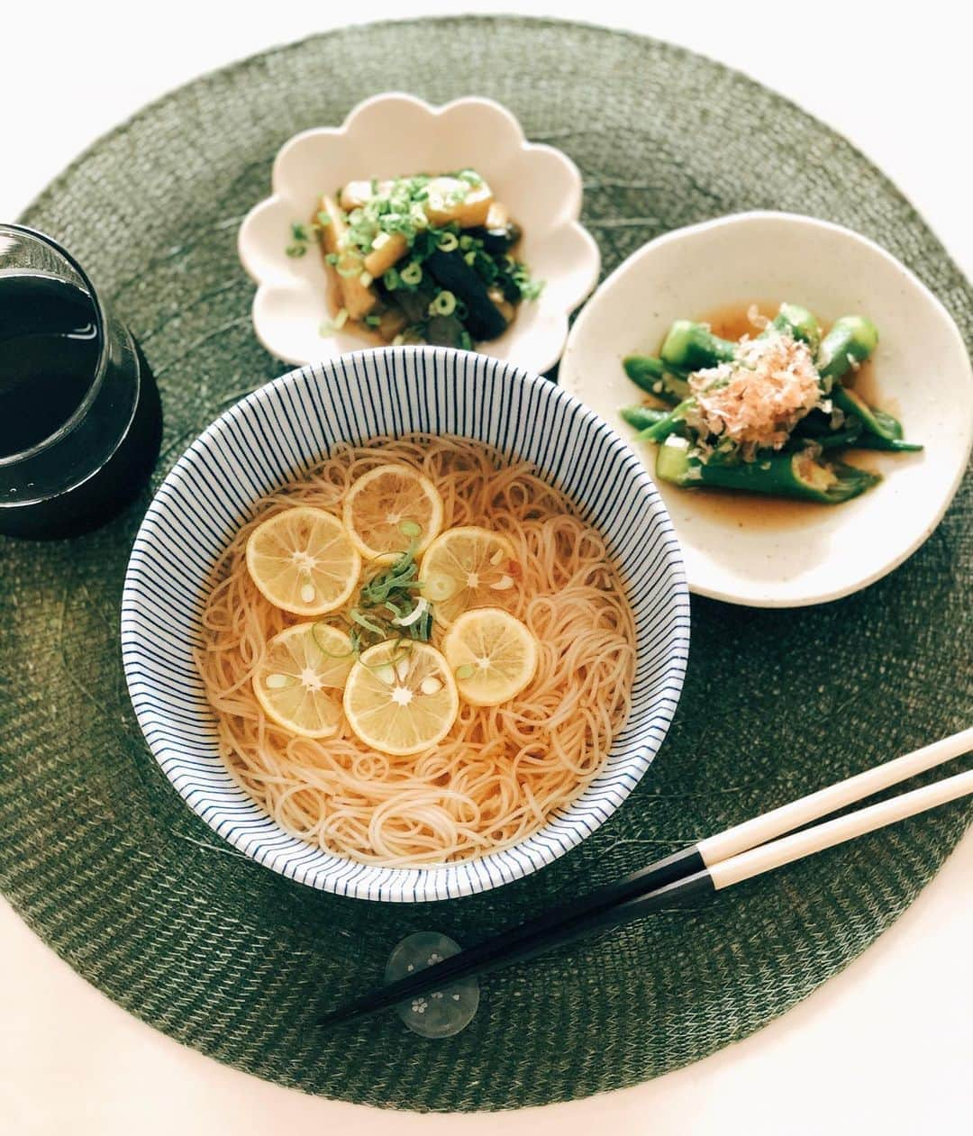 宮司愛海さんのインスタグラム写真 - (宮司愛海Instagram)「最近の🍚  ✭すだちそうめん(温) 作り置きの揚げ出し茄子と おくらの煮浸し  ✭ワンパンチキンライス フライパン一つでお米を炊く＆ 鶏もも肉を加熱できちゃう簡単🍚 タレはスイートチリソースと 自家製ジンジャーソースでした。  #おうちごはん  #一人暮らしごはん  #cookingram  #簡単ごはん #すだち放置しすぎて黄色」9月20日 16時51分 - manami_miyaji