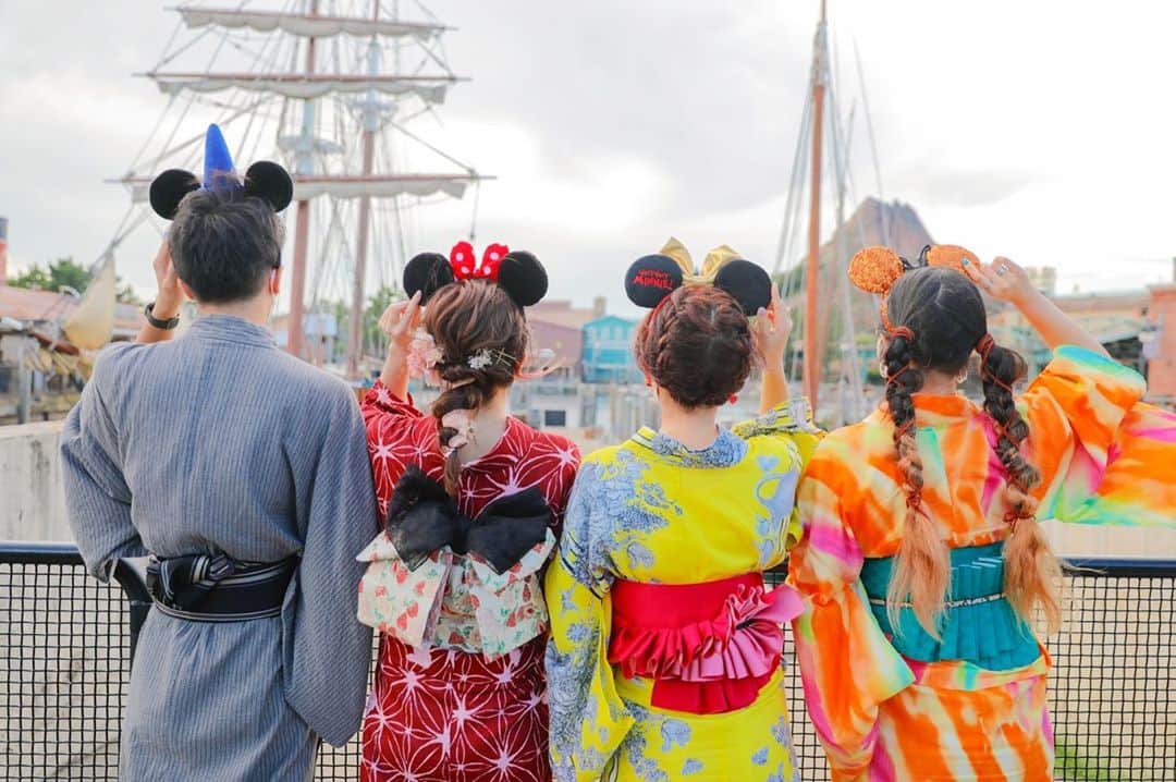 くまみきのインスタグラム：「浴衣で行くと後ろ姿の写真も楽しいね🥰﻿ ディズニーのキャストさんめっちゃ上手に撮ってくれたん😳✨﻿ ﻿ ﻿ #ディズニー #ディズニーコーデ #ディズニーシー #浴衣ディズニー #浴衣女子 #浴衣帯結び #浴衣コーデ #ゆかた #浴衣」