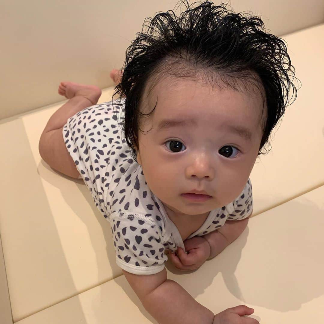 漆川由佳のインスタグラム：「相変わらず髪の毛はとっ散らかり続けてエアリー感満載のオールバック😂👍🏻💕」