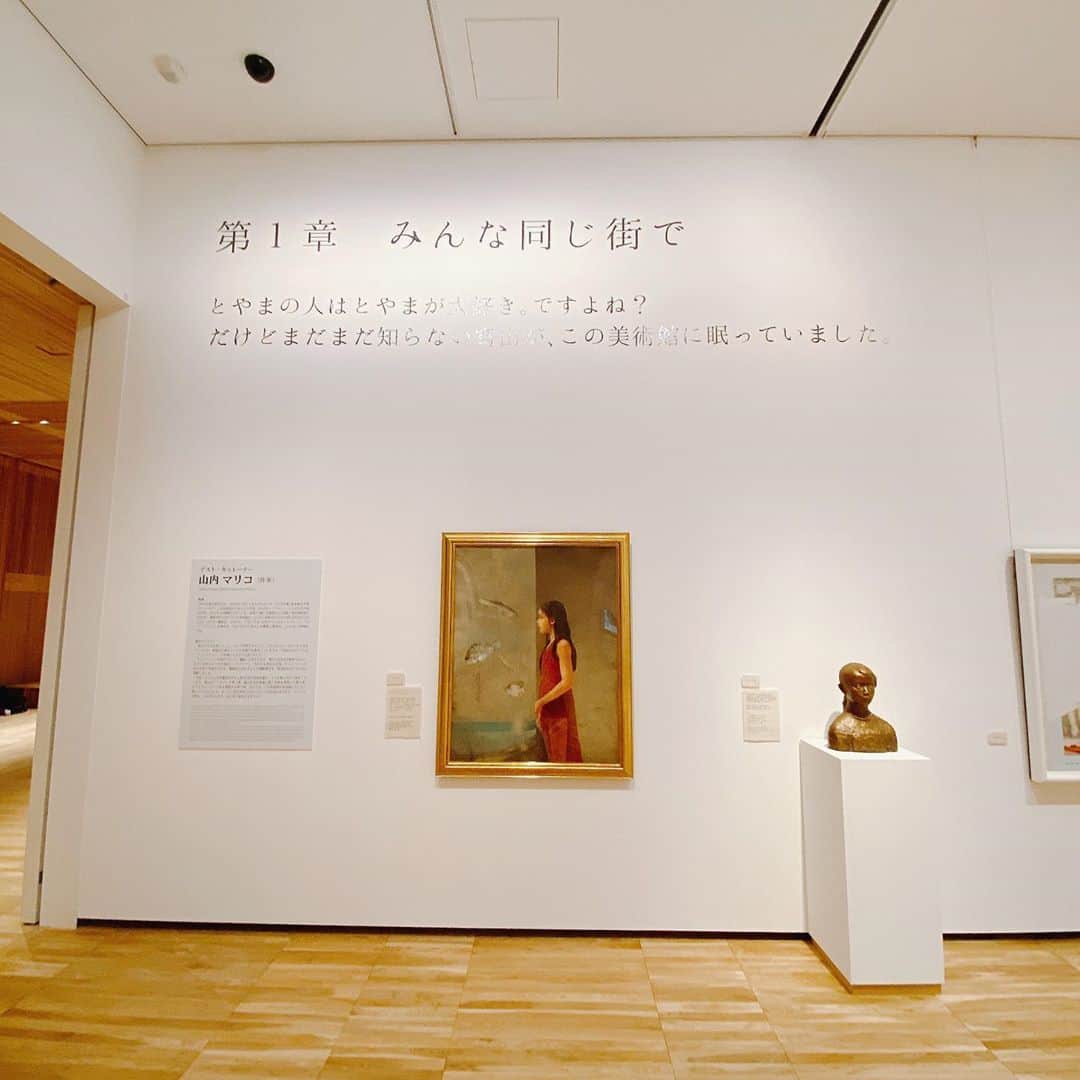山内マリコのインスタグラム：「富山県美術館の展示室３、３つの章に分けてキュレーションしました。第１章「みんな同じ街で」は、富山がテーマ。  同じ街だけど、生きた時代はそれぞれ違う。時間は目に見えない層になっていて、過去は隔てられた壁の向こう側にある。そのことのさびしさ、悲しさ、あっけなさ。  藤井勉『海の少女』は、魚津水族館の、印象的な円柱水槽を描いた作品。  1983年の富山はもうどこにもないけど、この絵の中にちゃんとあるのです。  #富山県美術館 #tadのベスト版」