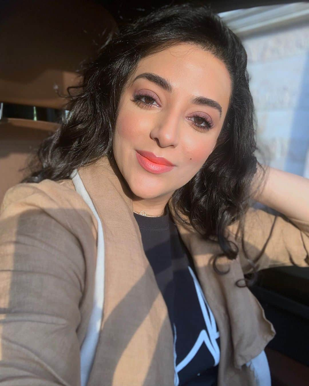 Khairiah Abulabanのインスタグラム：「Regular #carselfie . . سؤال للبنات و اللي يحبوا الماكياج، من اي شركة تنصحوني اشتري باليت للعيون؟ ابغاه يكون اغلبه الوان ترابية مطفية و ينحط معايا بسرعة و يندمج بسرعة 🙄」