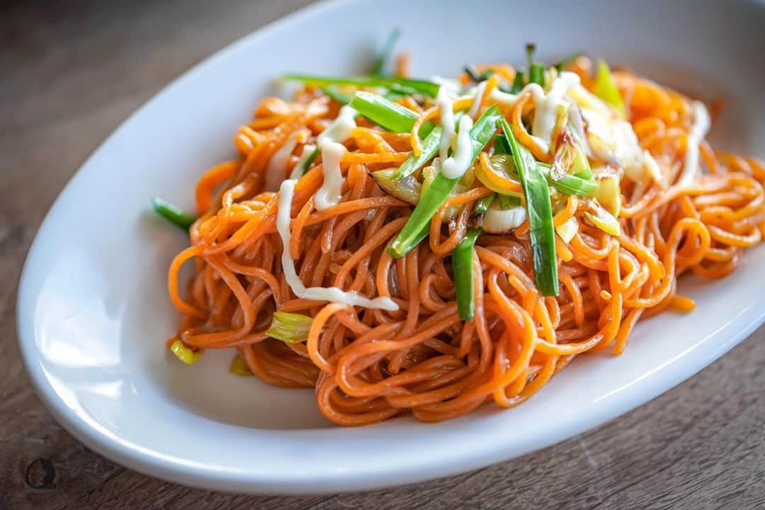 ひとみのインスタグラム：「あさごはん  ナポリタンじゃないよ！ 焼きそばだよ！！  とうがらし麺の焼きそば 夫が作った男の料理😂 マヨネーズも中途半端なかかりっぷりだけど、こういう飯が一番美味しそう🥺💓  実際美味しかった🥰👌🏻」