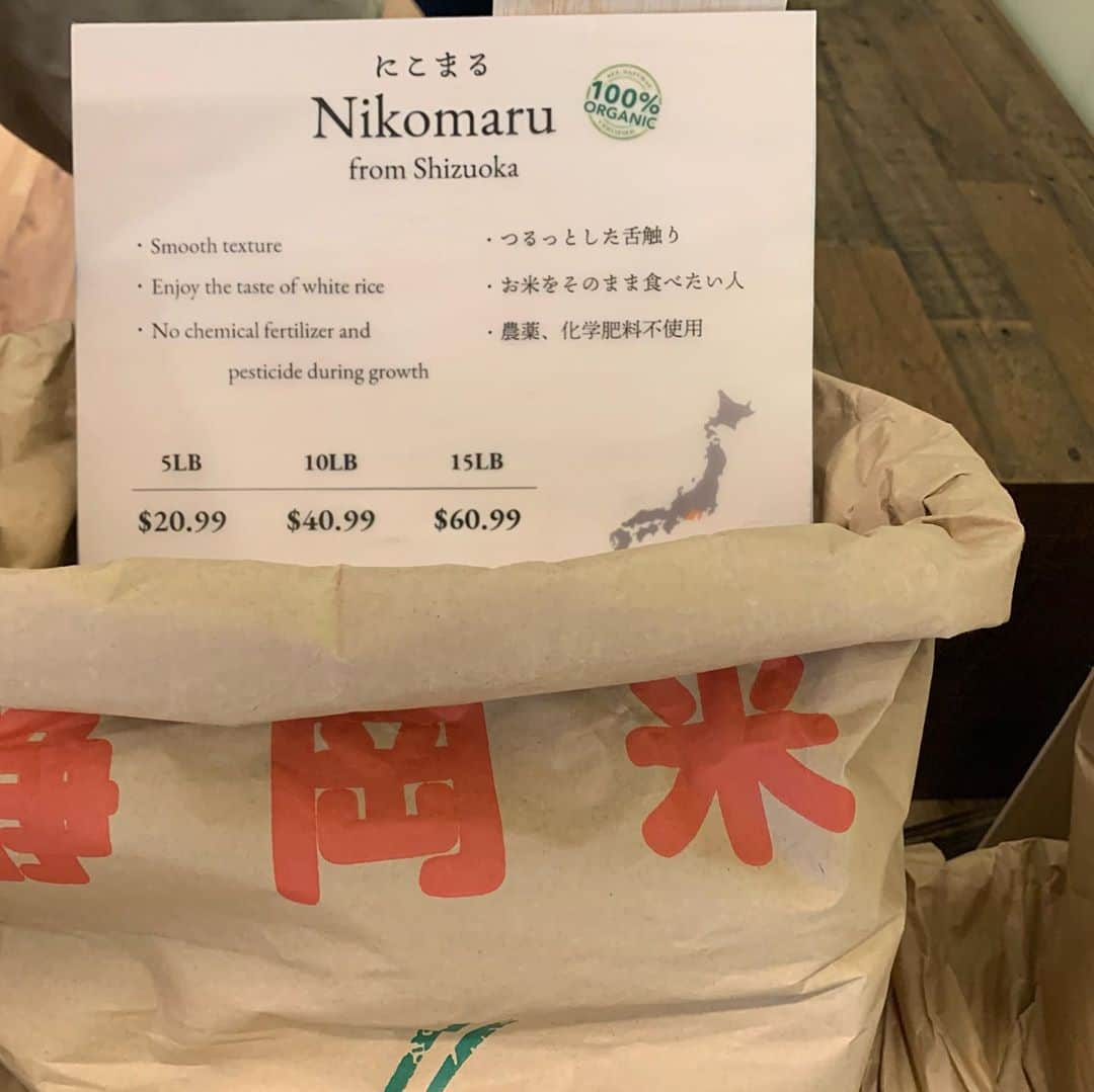 飯島寛子さんのインスタグラム写真 - (飯島寛子Instagram)「ぬか漬けの“足しぬか”買いにthe rice factory へ。 試飲で頂いた静岡カミアカリの甘酒美味しいー。 けれど今日は我慢。  Studio RIM Hawaiiスタジオリムハワイで収録しているFM番組が放送される北海道と静岡のお米が、 ここハワイで買えるなんて恵まれていますね。  さらにHano Naka Incの還元水でお米を研いで、 マグネシウム(にがり)をちょいと入れて炊くと、 旨みがでて美味しくなります。  PS.安いお米も美味しくなります。  #thericefactory #ぬか漬け　#カミアカリ　#ゆめピリカ」9月20日 17時08分 - hirokoiijima
