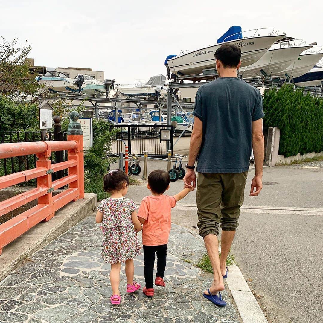 座間アキーバのインスタグラム：「Stroll to the beach with little humans」