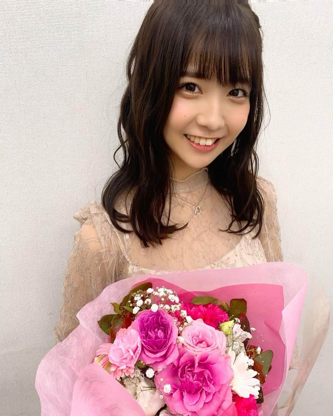 天羽希純のインスタグラム：「DVDイベントだったよー💓  スタッフさんにお花が似合うねって言われて嬉しかった！  似合ってますかー？🌸🍃  ちなみにこのお花はまゆ酒場のまゆさんから頂きました✨  #私服 #コーディネート #秋コーデ #snidel #ヘアアレンジ #イベント #japanesegirl #japanese #グラビア #gravure #モデル #被写体 #撮影会 #書泉ブックタワー #ゼロイチファミリア #花」