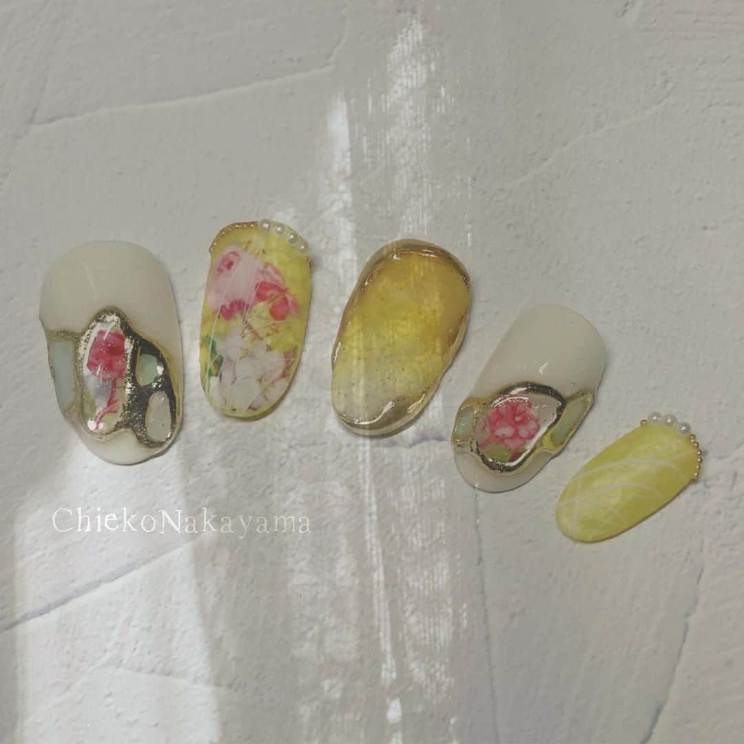 なかやまちえこのインスタグラム：「ベースカラーを変えるだけでまるで違うデザインみたいに🙌🍂⠀ ⠀ #nail #nails #nailart #ネイル #美甲 #ネイルアート  #japanesenailart #manucure #japanesenails #manicurist #gelnails #أظافر #네일아트 #미용 #vẽmóng #秋ネイル #autumnnail #アンティークネイル #antiquenails @pregelofficial @bettygel_official @prexyofficial @kimagure_cat_whim @joyartofficial @candypocket_official @nail_premall」