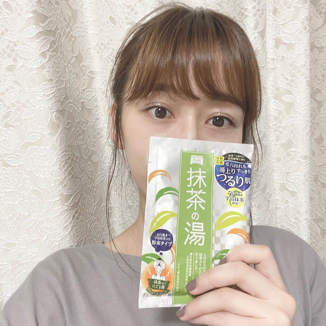 大須賀あみさんのインスタグラム写真 - (大須賀あみInstagram)「🛁﻿ ﻿ 入浴剤の投稿久々です☺︎﻿ ﻿ 抹茶の湯〜！﻿ 香りのチョイスすごく斬新じゃない！？﻿ 聞いたことなかったのでワクワク﻿ ﻿ 実際香りは、、、まじ抹茶のいい香り🍵﻿ お風呂だけではなくリビングの方まで香るくらい超絶抹茶でした！﻿ ﻿ とろみがあって、﻿ みんな大好きハトムギエキスやビタミンCも配合されてるので体のトーンアップすれば良いなぁ☺️﻿ ﻿ ﻿ハマったー！ ﻿  #抹茶の湯 #トーンアップ #抹茶コスメ  #ワフードメイド #入浴剤マニア #おすすめ入浴剤 #あーみーのお風呂」9月20日 17時13分 - osugaami_official