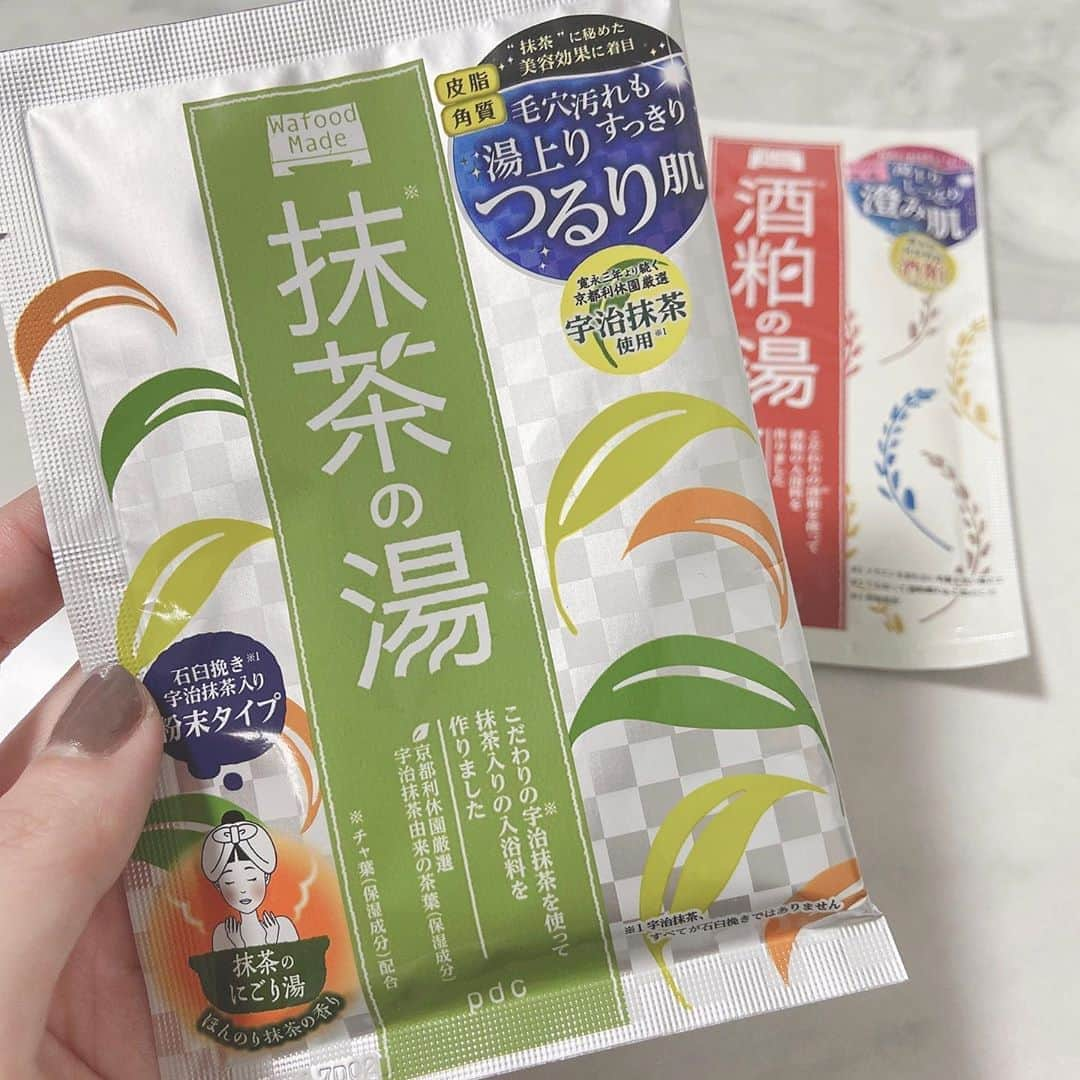 大須賀あみさんのインスタグラム写真 - (大須賀あみInstagram)「🛁﻿ ﻿ 入浴剤の投稿久々です☺︎﻿ ﻿ 抹茶の湯〜！﻿ 香りのチョイスすごく斬新じゃない！？﻿ 聞いたことなかったのでワクワク﻿ ﻿ 実際香りは、、、まじ抹茶のいい香り🍵﻿ お風呂だけではなくリビングの方まで香るくらい超絶抹茶でした！﻿ ﻿ とろみがあって、﻿ みんな大好きハトムギエキスやビタミンCも配合されてるので体のトーンアップすれば良いなぁ☺️﻿ ﻿ ﻿ハマったー！ ﻿  #抹茶の湯 #トーンアップ #抹茶コスメ  #ワフードメイド #入浴剤マニア #おすすめ入浴剤 #あーみーのお風呂」9月20日 17時13分 - osugaami_official