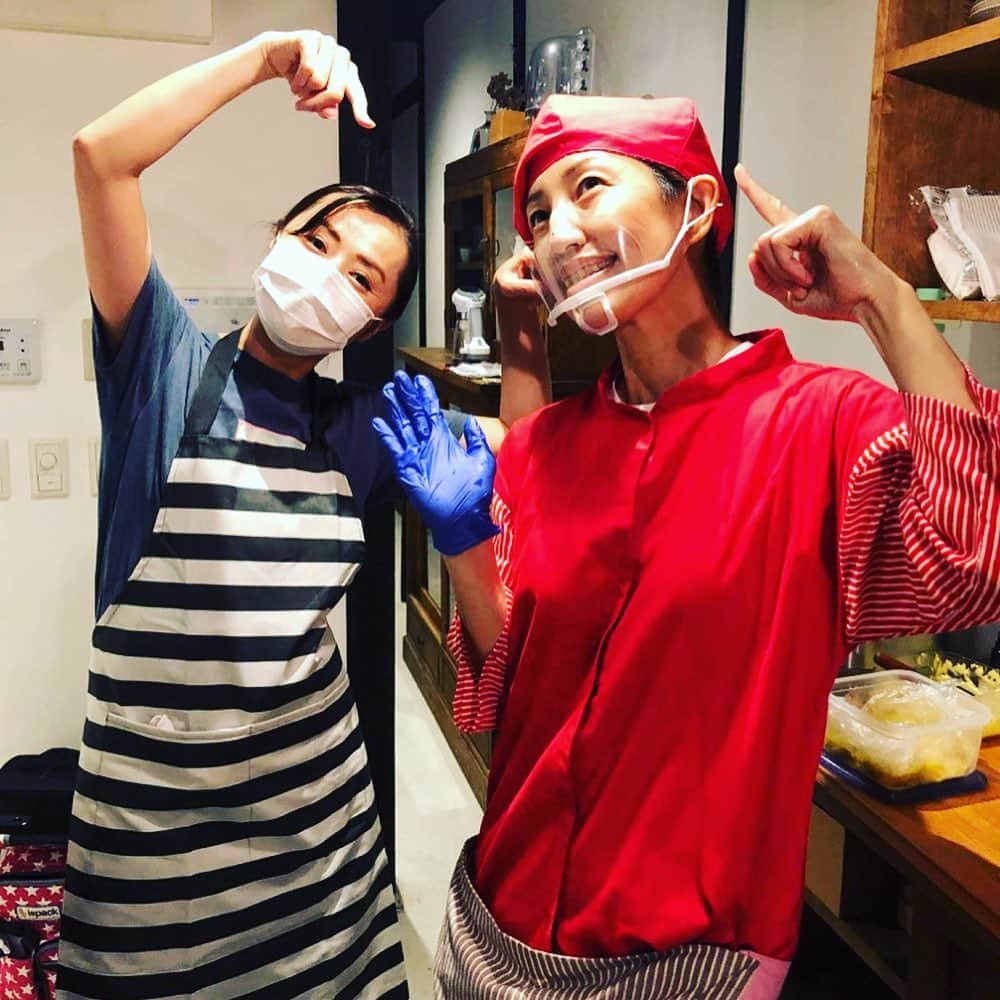 南早苗のインスタグラム：「きよみちゃんとこのホットサンドは おいしいげんよー❤️(←金沢弁です)  昨日、ホットサンドのキッチンカー tarteta(タルトタ)さん　@tarteta.hotsand  の 試食会が再び行われ、ちょっとだけ 手伝いをさせていただきましたー！  とか言いながら、ちゃっかり食べさせていただくという😋 ありがとうございました💓  これまでの試食会に参加された方々の 意見一つ一つに耳を傾け、 毎回それをしっかりとメニューに反映させて臨む 斉藤清美さん　@catherine_kiyomi 😌  10/10のオープンが待ち遠しいです✨  美味しいホットサンドを食べるのはもちろん！ 皆様、きよみさんからパワーをもらってぇ〜😆✨  あ、ちなみに、 9/26(土)は金沢市橋場町にある HATCHi 金沢　by THE SHARE HOTELSで、 ホットサンド販売をするそうですよー！！！  #キッチンカー　#ホットサンド　#tarteta #斉藤清美　さん　#移動販売車　#グルメ　#うまうま　#きよみさんのキャラがあれば人が集まってきます　#るみさん写真ありがとうございます　#昨日はちょっとだけ修行をしたので　#目指せtarteta2号店担当wなーんてっ」