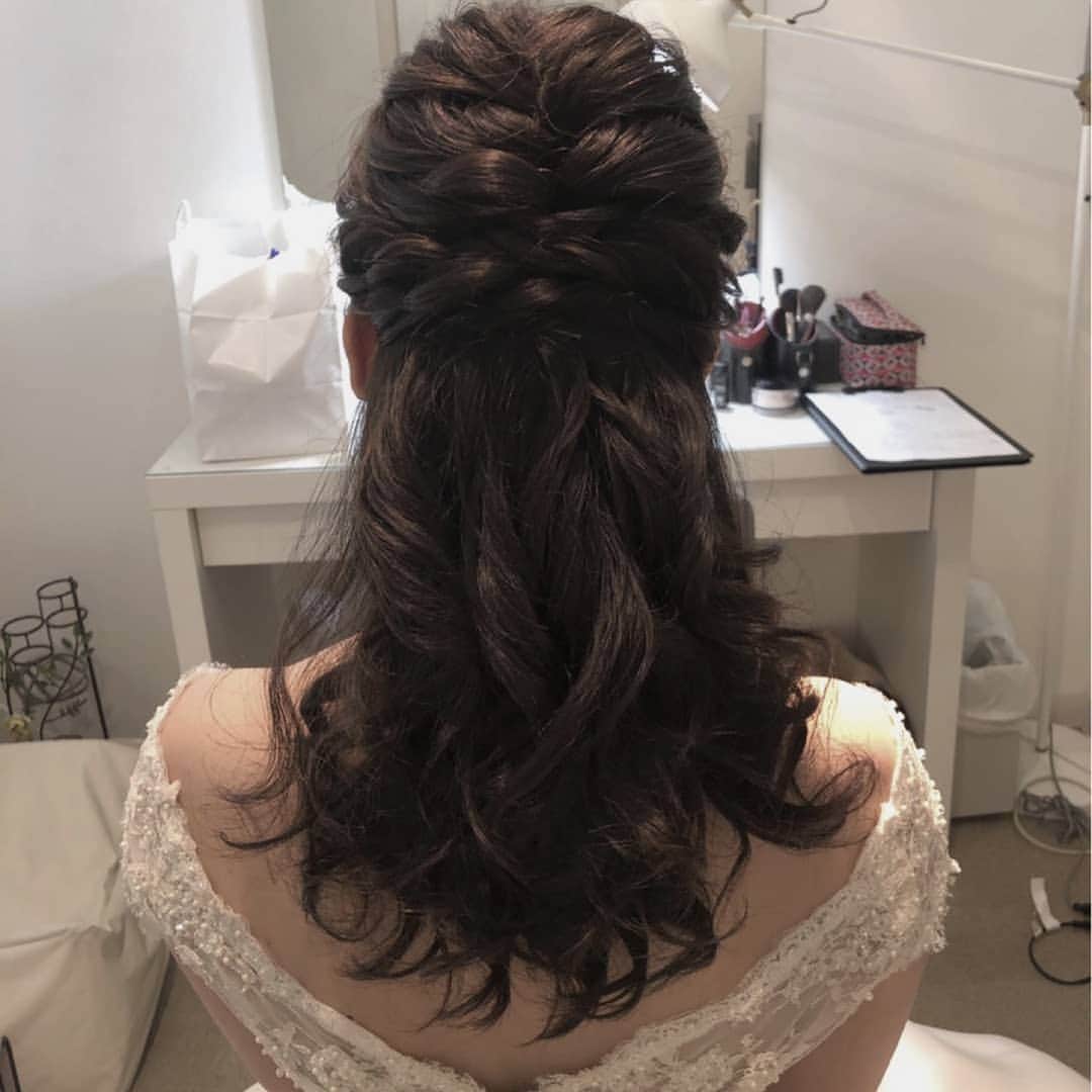 St.AQUA 東京の結婚式場 サンアクアチャペルのインスタグラム：「～Hair make～  経験豊富な美容スタッフが  ご新婦様に寄り添い、なりたい姿を実現します！  #アキコメイク #ウェディングヘア  #ブライダルヘア  #ヘアスタイル  #ヘアメイク  #ブライダルヘアメイク  #花嫁ヘア  #トータルコーディネート  #花嫁コーディネート  #ヘアメイクリハーサル #wedding #weddingceremony #weddinghair #結婚準備 #結婚式場探し  #プレ花嫁  #日本中の花嫁さんと繋がりたい  #おしゃれ花嫁  #ゼクシィ  #みんなのウェディング  #サンアクアチャペル #2020年冬婚  #2021年春婚  #2021年夏婚」