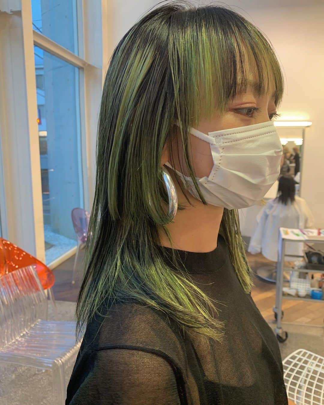 nanako itoのインスタグラム：「根元を黒で伸ばし中なので全体にローライトを入れて、カラーで遊ぶ。 . 今回はgreenにして、フェイスラインをパツんとデザイン🌿 . いつもありがとうございます💚」