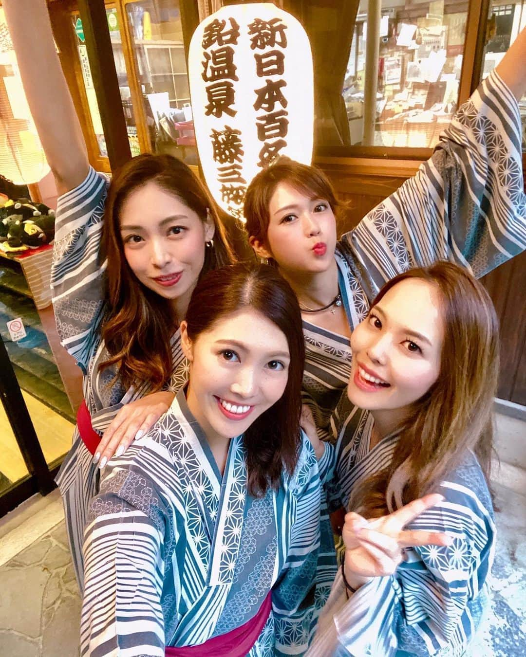 ISHIIYUKIKOさんのインスタグラム写真 - (ISHIIYUKIKOInstagram)「女子旅ー💕  女の子4人で温泉ゴルフ旅行に岩手まで行ってきたよん♨️初の岩手✨  1日目は @namari_onsen に宿泊(^^) 日本一深い温泉(混浴😝)があり、本当に深かった😝 入浴シーンはまた別に投稿するね♡笑  宿の横には川が流れてて音がとても良いのー✨ 温泉に入ってたっぷり汗かいたあとの夕飯は格別でちた💕 特に岩手牛のしゃぶしゃぶはとろけるくらい美味しかったよ♡  Go Toキャンペーンで1万円以内で泊まれるプランもあるので、これから紅葉の時期に最高だね😘  #ゴルフ #ゴルフ女子 #golf #golfgirls  #골프 #골프스타그램  #高尔夫 #golfswing #女子旅 #温泉旅行 #鉛温泉 #ゴルフ旅行 #岩手 #岩手旅行 #gotoキャンペーン」9月20日 17時28分 - ishii_yukiko