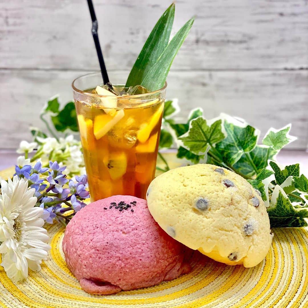 名古屋コミュニケーションアート専門学校_製菓調理のインスタグラム：「チョコチップメロンパン&さつまいもメロンパン&フルーツティー✨  チョコチップメロンパンだけの予定でしたが、季節も秋めいてきた?のでさつまいもメロンパンも🍠✨」