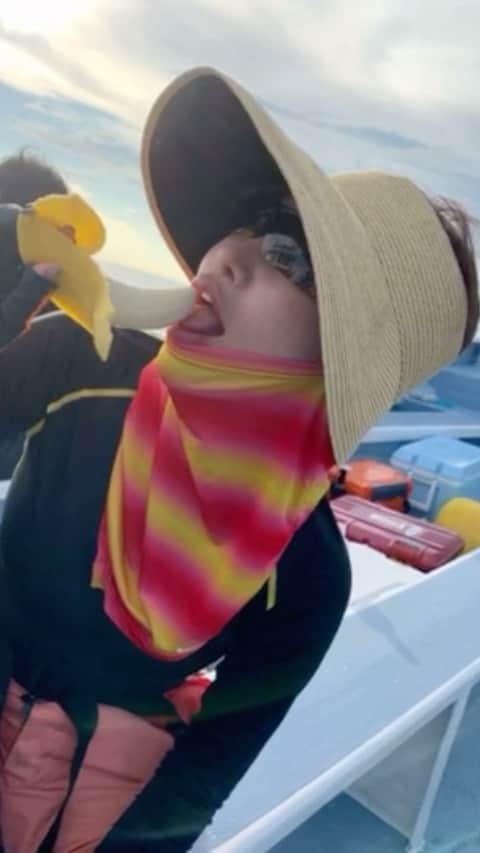 里美ゆりあのインスタグラム：「宇佐美港にてアカムツ釣り🐟 船長と私のグラサンはメン・イン・ブラックみたいでイカしてるでしょ笑」
