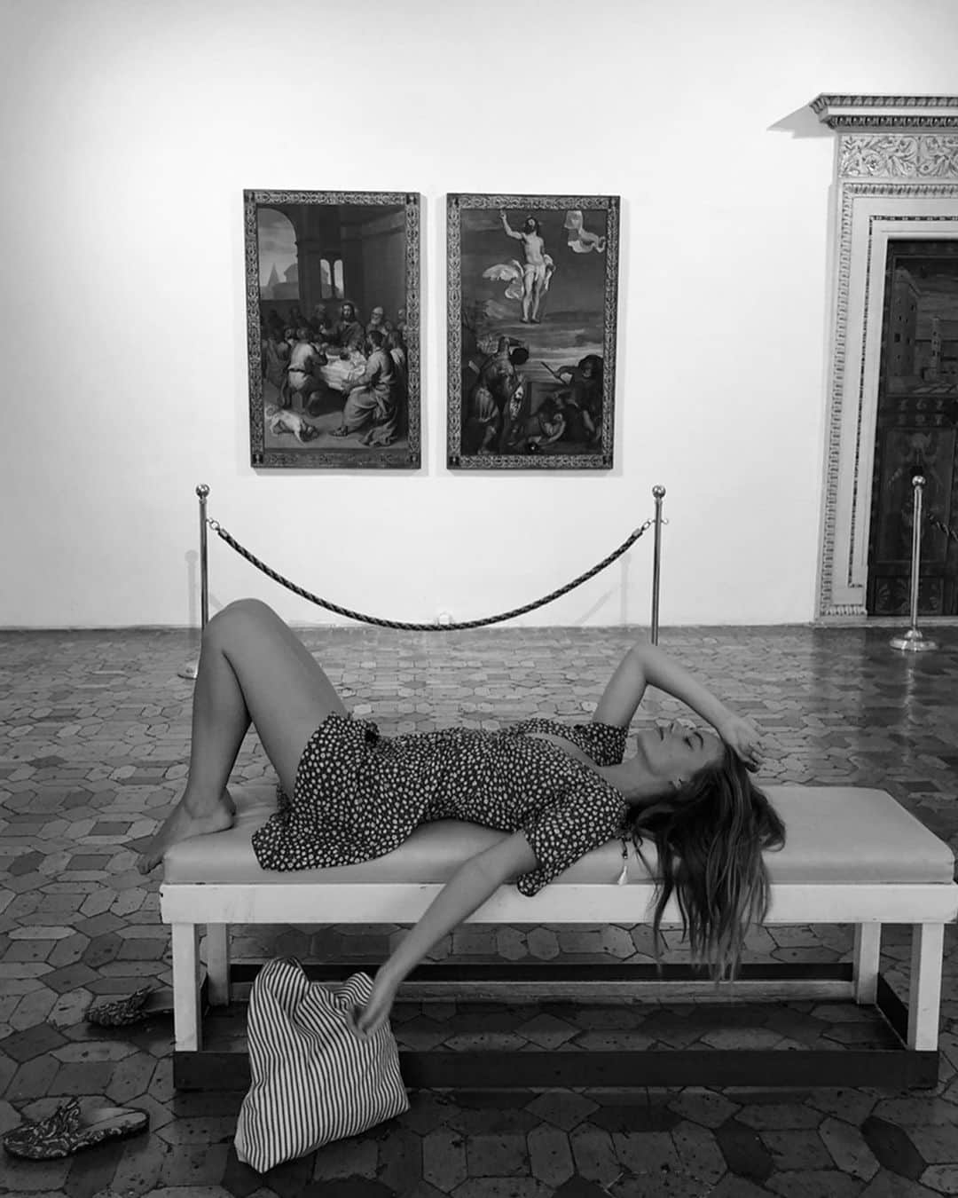 Annabel Smitさんのインスタグラム写真 - (Annabel SmitInstagram)「empty museums 🖤 • • • #italy #museum #urbino #art #explore #summer #travel #holiday #girl #fashion #whatiwore #ootd #pfg」9月20日 17時46分 - annabelsmitt