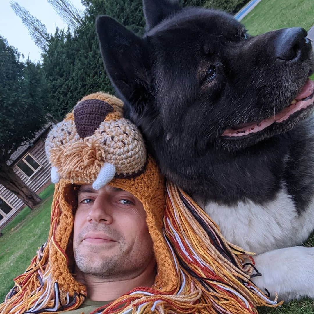 ヘンリー・カヴィルさんのインスタグラム写真 - (ヘンリー・カヴィルInstagram)「Just a man, a dog, and his lion hat.  Next Sunday is the official day, at long last, for The Durrell Challenge! For those running it virtually, it can be done on Saturday, Sunday, or Monday! Whichever day you choose, we'll all be doing it for the greater good of our planet, and all the species living on it.  Speaking of the virtual run, to protect the health and the jobs of my fellow cast and crew here on The Witcher, I've decided to err on the side of caution and stay local to do my very own Durrell Challenge, rather than travel to Jersey. Saturday will be my day! Which day is yours?  @TheDurrellChallenge @Durrell_JerseyZoo #DoItForDurrell #HenrysHats #Kal」9月20日 17時47分 - henrycavill