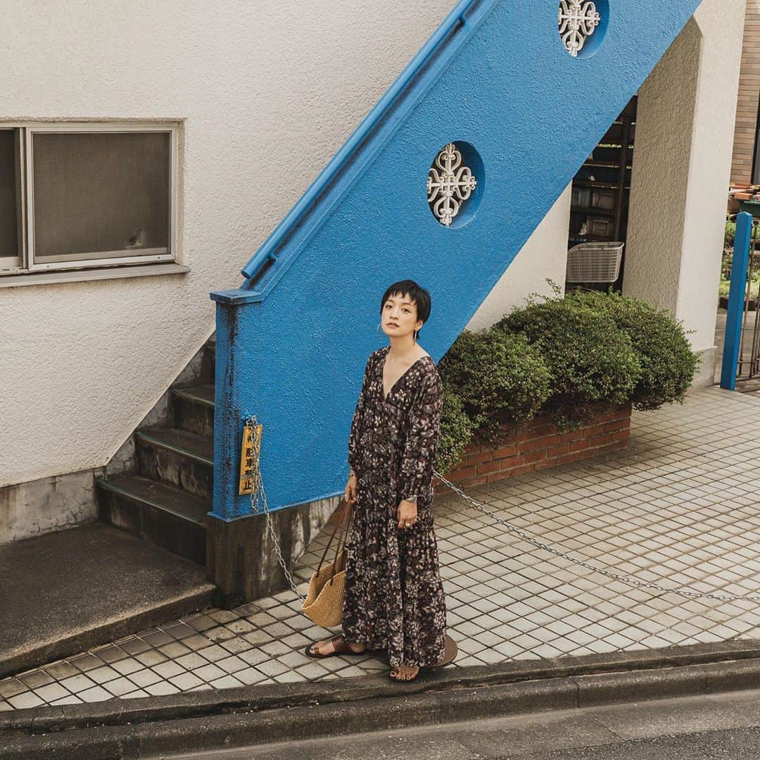 高山都さんのインスタグラム写真 - (高山都Instagram)「去年の春に、何か一緒に作ろうと友人の @yuuki_tadokoro と始めたコラボ、今年は更に大人っぽくシックに仕上げたら、とっても好評で発売して即完売。 そして、今日は再販があったのですが(撮影諸々で、しっかりお知らせが出来ずごめんなさい！)まさかの去年と同じ形のRuthは完売…。青い階段の前の方の写真の新型のほうも残り僅かです。 インド綿で扱いやすく、ラフに着られて涼しい。 このドレスが沢山の方に着てもらえて嬉しいです。 ありがとうございます！！ もう再販の予定はないので、ある分でおしまい。 これからの季節はブーツとモコモコカーディガンと合わせても可愛い。 特にトレンド感もいれてないから、翌年も着られる。 さて、来年はどんなのを作ろうか😉😌」9月20日 17時53分 - miyare38