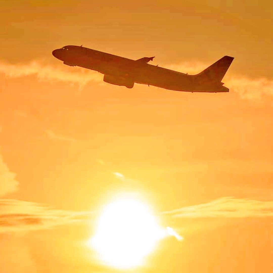ジェットスター航空さんのインスタグラム写真 - (ジェットスター航空Instagram)「＼今日(9/20)は #空の日🌤✈️／ 朝夕は涼しくなり、だんだんと日が短くなって来ましたね😊皆さまのいる場所では、今日はどんな空模様でスター？ ☆ ジェットスターは、安心・安全を第一に これからも皆さまの空の旅を応援してまいります👨‍✈ ☆ #LCC #ジェットスター #空の日2020 #FlyWell⭐ #A320 #エアバス #飛行機倶楽部 #夕焼け #飛行機好きな人と繋がりたい 📷 by 澤田武志(@sorao.211)」9月20日 18時00分 - jetstar_japan
