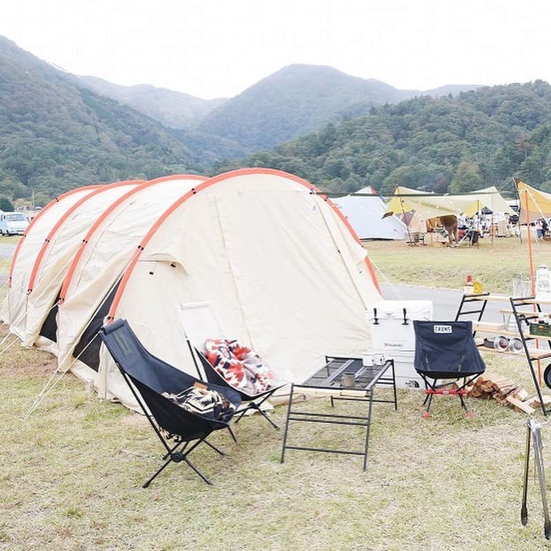 キャンプ情報サイト［ランタン］さんのインスタグラム写真 - (キャンプ情報サイト［ランタン］Instagram)「CAMP SMILE STYLE ／ 機能性とかわいさを求めるなら DODのギアがおすすめ！ ＼ いろんなキャンパーのキャンプスタイルを現地取材と一般キャンパーからの投稿で数多く掲載してます。 . . 詳しくは @lantern.camp webサイトをご覧ください . . #camp #camping #outdoor #travel #trip #lantern_smile #nature #キャンプ #キャンプ用品 #キャンプギア #アウトドア #テント #自然 #旅行 #キャンプ初心者  #キャンプ好きな人と繋がりたい #camper #外遊び #マキノ高原キャンプ場 #グループキャンプ #LANTERN #グルキャン #テントレイアウト #キャンプレイアウト #オシャレキャンプ #DOD #カマボコテント #helinox #ヘリノックスチェア #焚き火」9月20日 18時08分 - lantern.camp