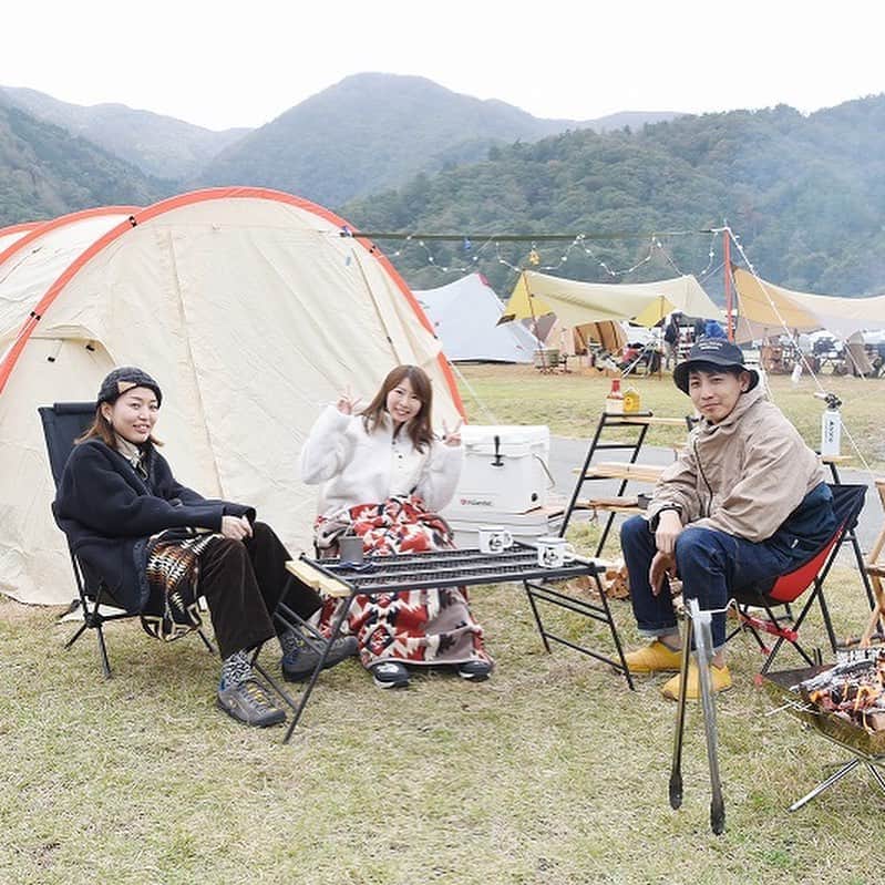 キャンプ情報サイト［ランタン］さんのインスタグラム写真 - (キャンプ情報サイト［ランタン］Instagram)「CAMP SMILE STYLE ／ 機能性とかわいさを求めるなら DODのギアがおすすめ！ ＼ いろんなキャンパーのキャンプスタイルを現地取材と一般キャンパーからの投稿で数多く掲載してます。 . . 詳しくは @lantern.camp webサイトをご覧ください . . #camp #camping #outdoor #travel #trip #lantern_smile #nature #キャンプ #キャンプ用品 #キャンプギア #アウトドア #テント #自然 #旅行 #キャンプ初心者  #キャンプ好きな人と繋がりたい #camper #外遊び #マキノ高原キャンプ場 #グループキャンプ #LANTERN #グルキャン #テントレイアウト #キャンプレイアウト #オシャレキャンプ #DOD #カマボコテント #helinox #ヘリノックスチェア #焚き火」9月20日 18時08分 - lantern.camp