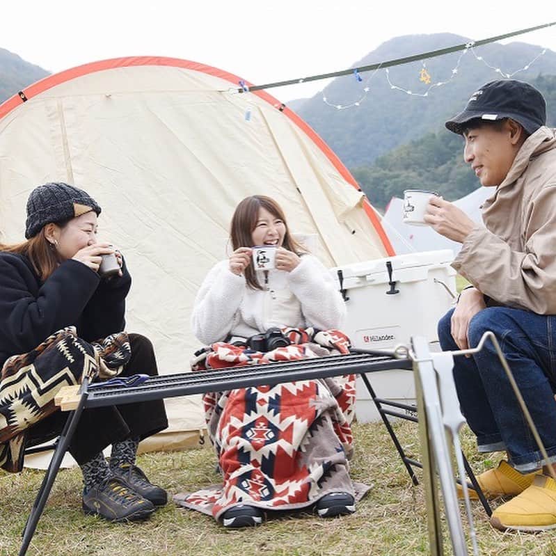 キャンプ情報サイト［ランタン］さんのインスタグラム写真 - (キャンプ情報サイト［ランタン］Instagram)「CAMP SMILE STYLE ／ 機能性とかわいさを求めるなら DODのギアがおすすめ！ ＼ いろんなキャンパーのキャンプスタイルを現地取材と一般キャンパーからの投稿で数多く掲載してます。 . . 詳しくは @lantern.camp webサイトをご覧ください . . #camp #camping #outdoor #travel #trip #lantern_smile #nature #キャンプ #キャンプ用品 #キャンプギア #アウトドア #テント #自然 #旅行 #キャンプ初心者  #キャンプ好きな人と繋がりたい #camper #外遊び #マキノ高原キャンプ場 #グループキャンプ #LANTERN #グルキャン #テントレイアウト #キャンプレイアウト #オシャレキャンプ #DOD #カマボコテント #helinox #ヘリノックスチェア #焚き火」9月20日 18時08分 - lantern.camp